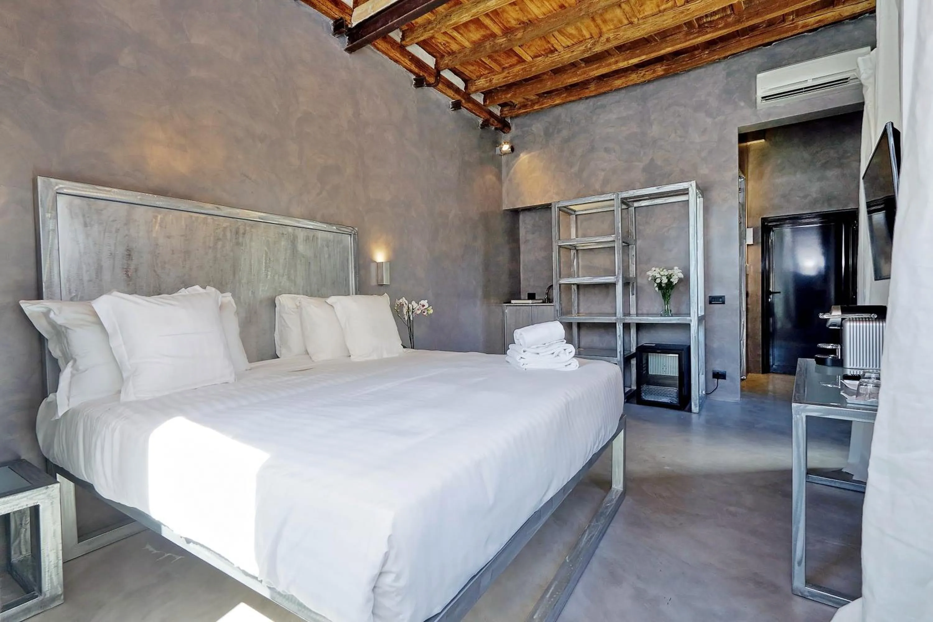 Bed in Mama's Home Rome