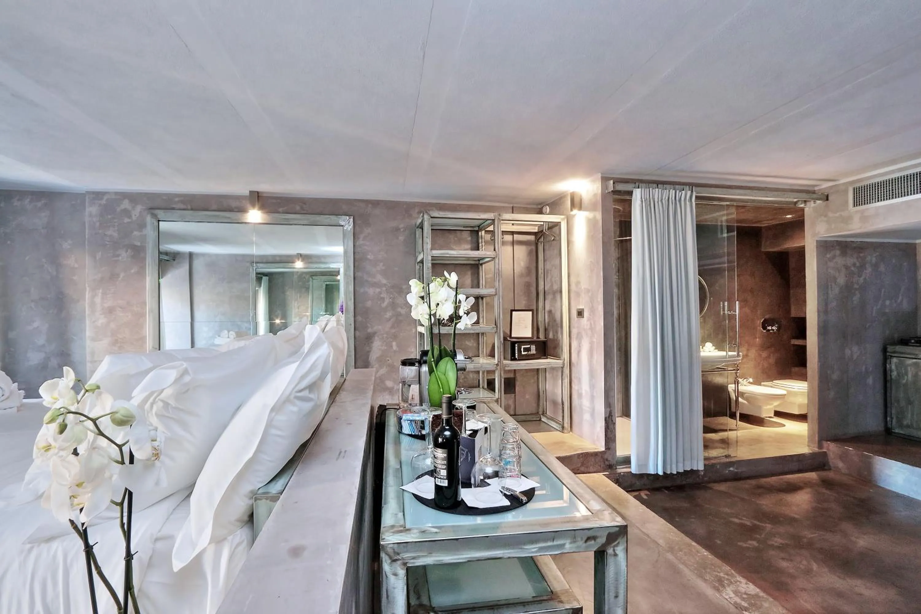 Photo of the whole room, Bed in Mama's Home Rome