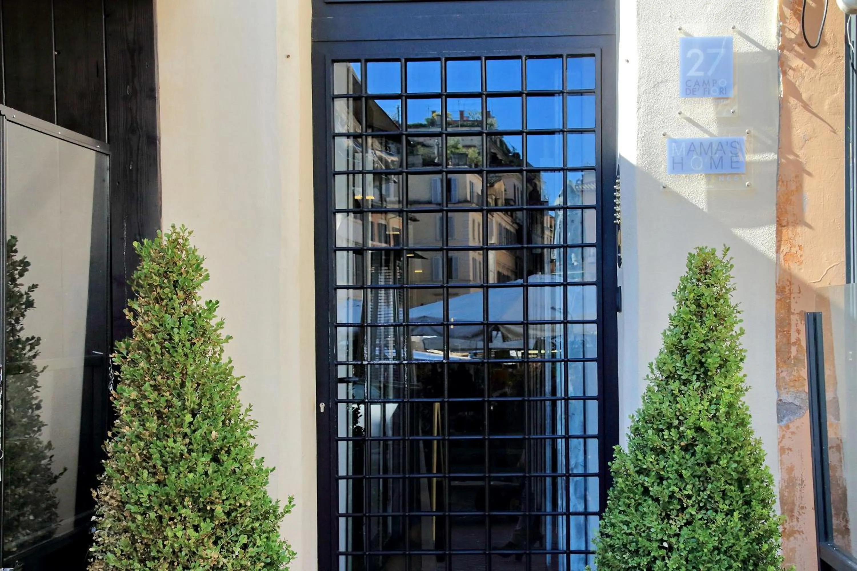 Facade/entrance in Mama's Home Rome