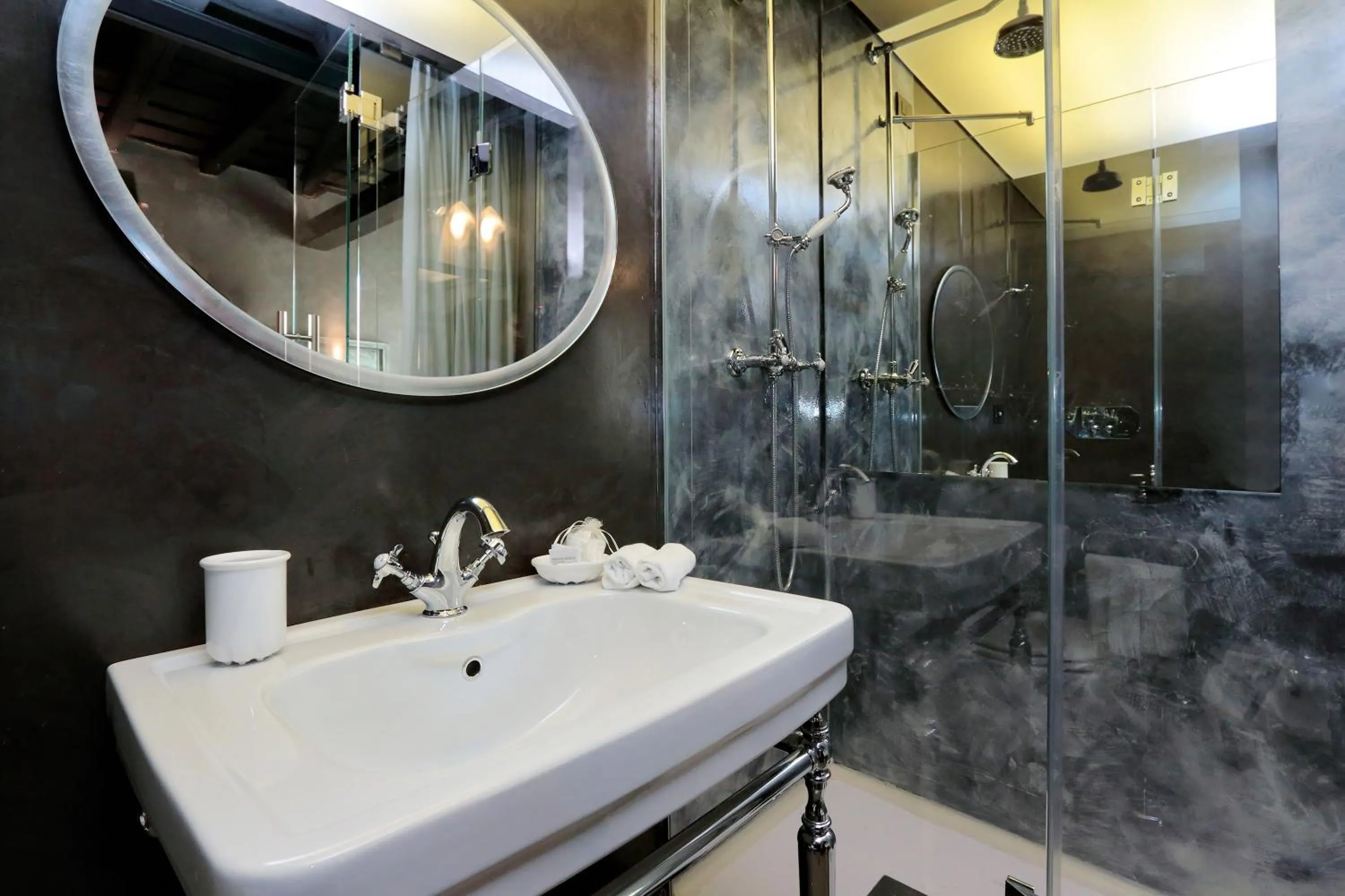 Shower in Mama's Home Rome