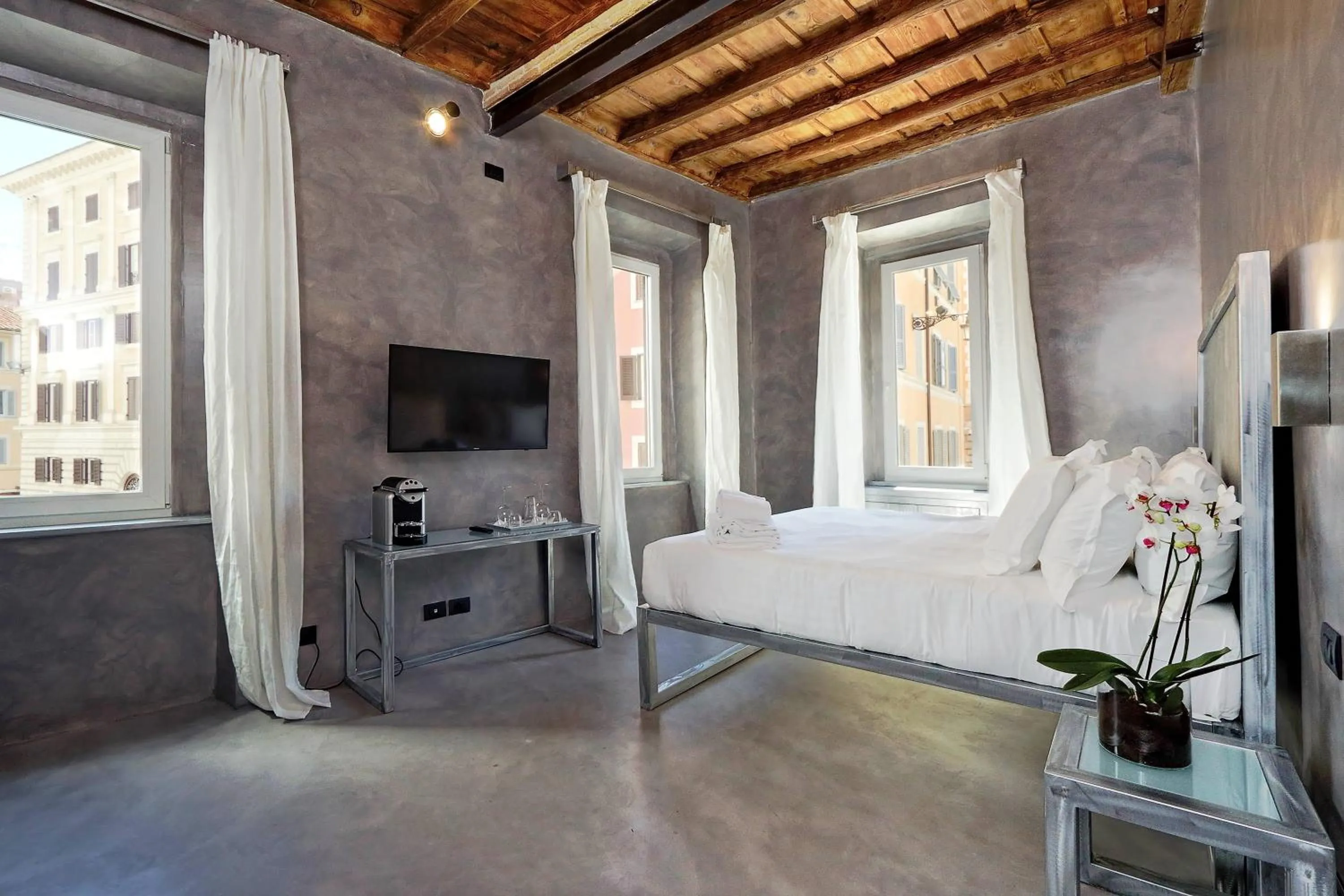 Bed in Mama's Home Rome