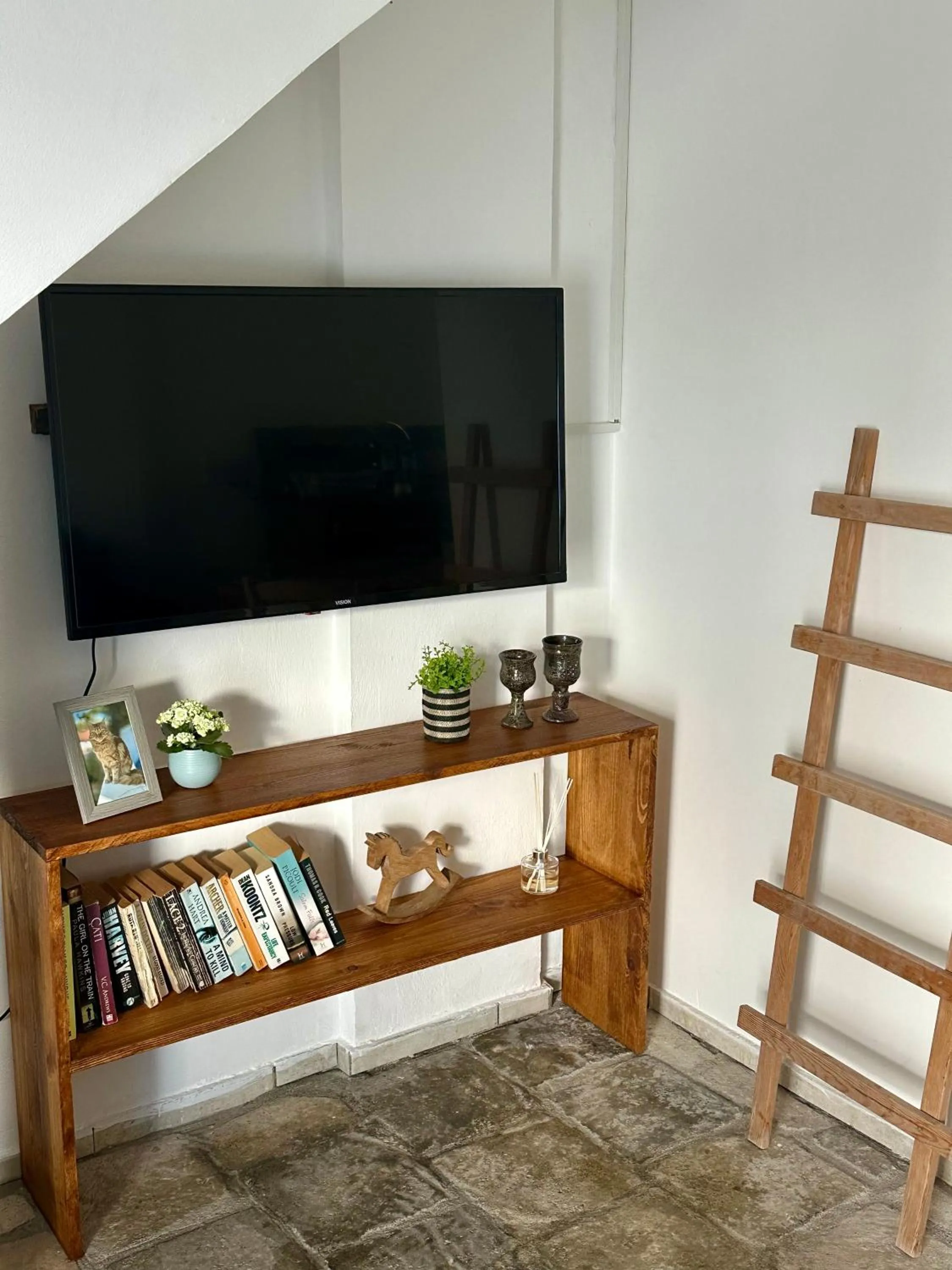 Library in Sunside Inn Hotel