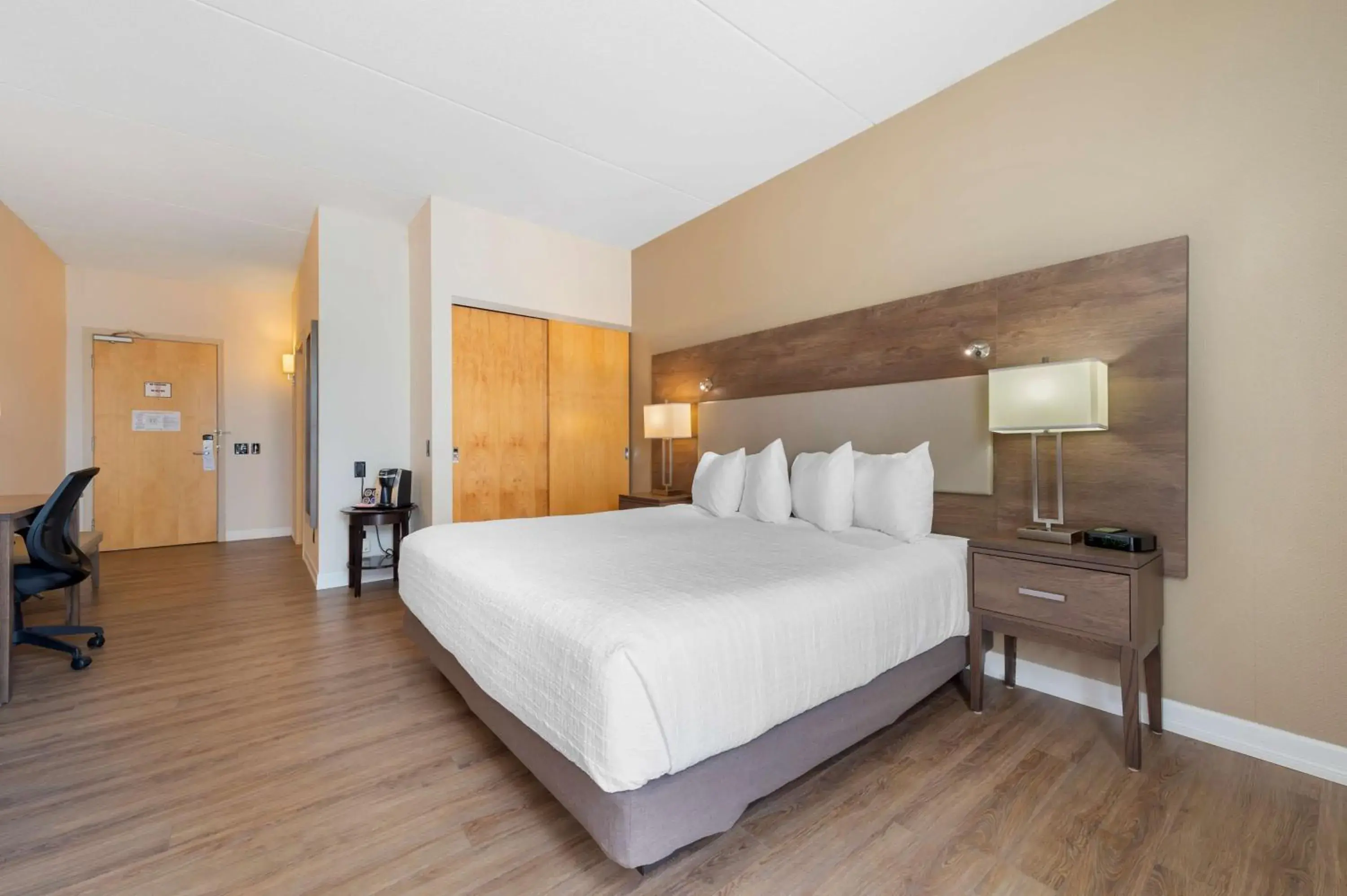 Bedroom, Bed in Best Western Plus Perth Parkside Inn & Spa Bedroom, Bed in Best Western Plus Perth Parkside Inn & Spa