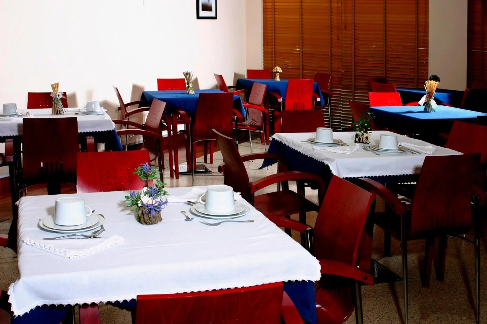 Restaurant/places to eat in Hotel Paulo VI