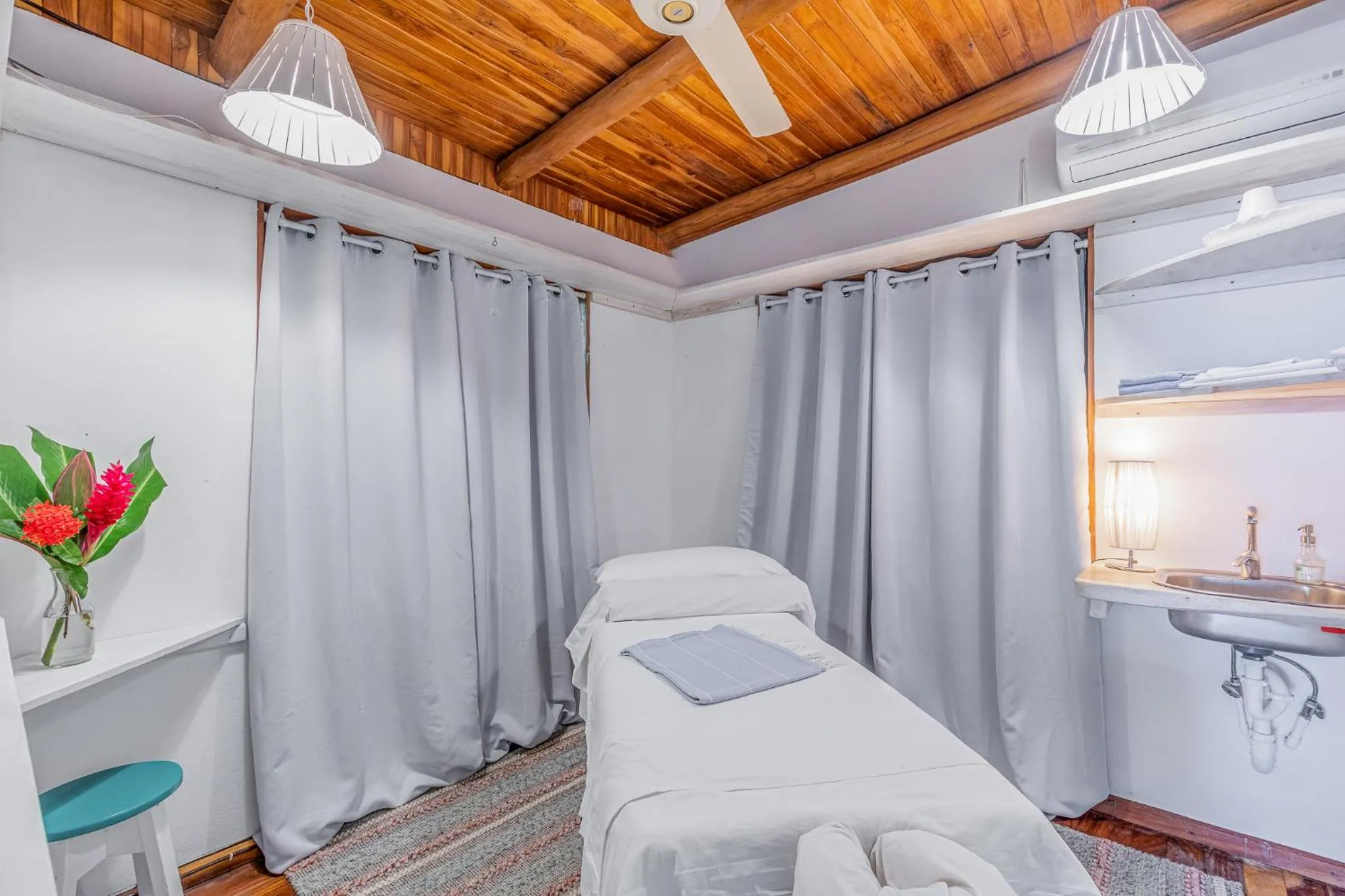 Massage, Bed in Hotel Guiones