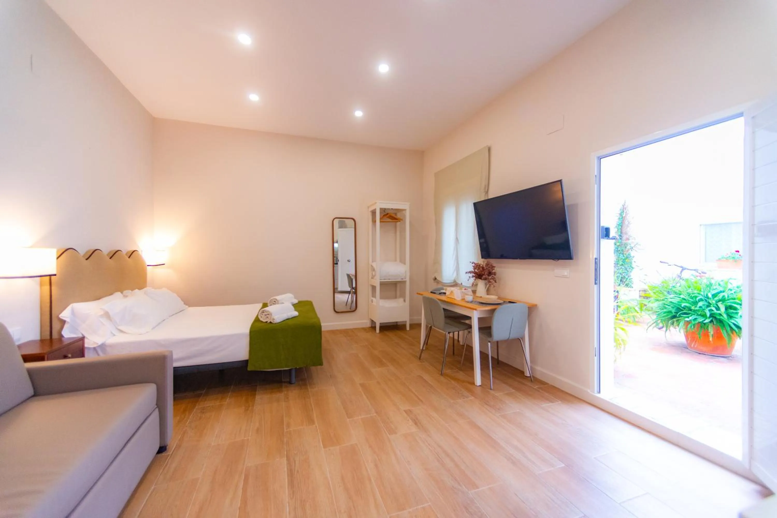 Bedroom, Bed in Suites Casa San Mateo