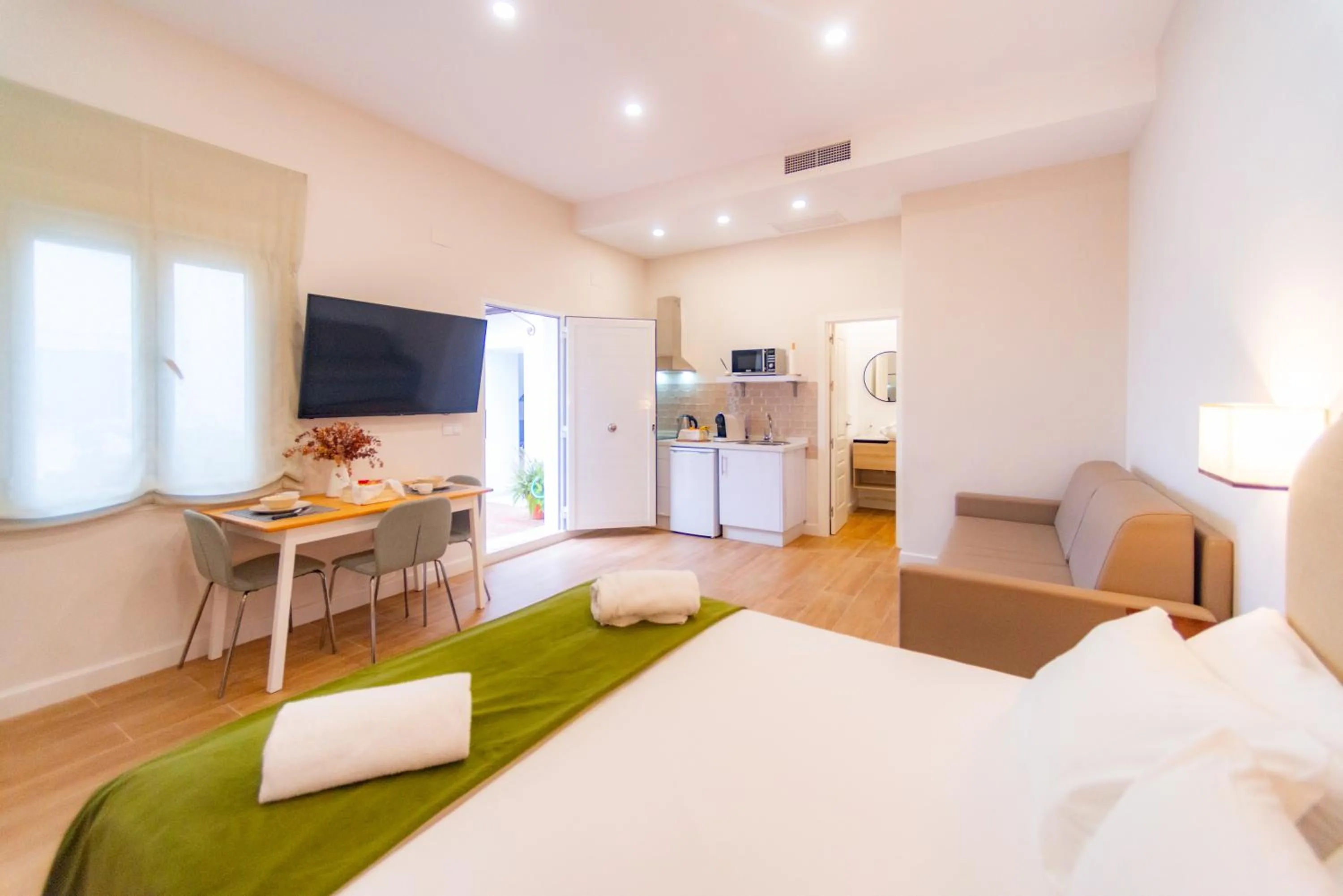 Photo of the whole room, Bed in Suites Casa San Mateo