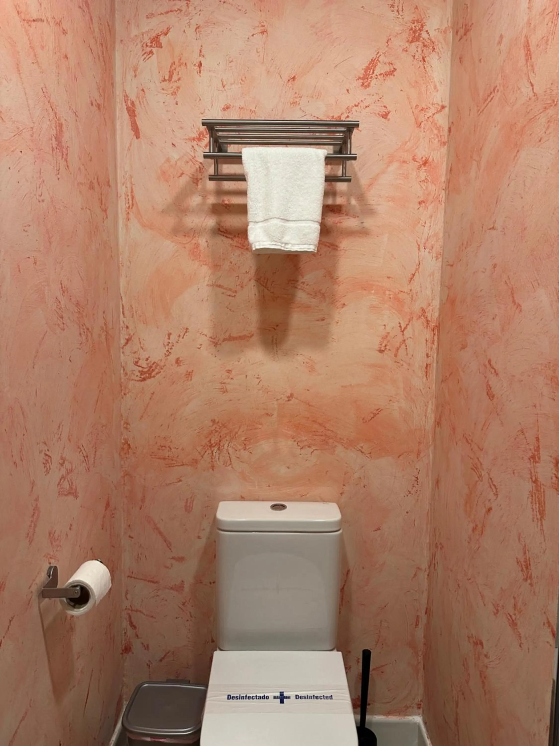 Toilet in Suites Casa San Mateo