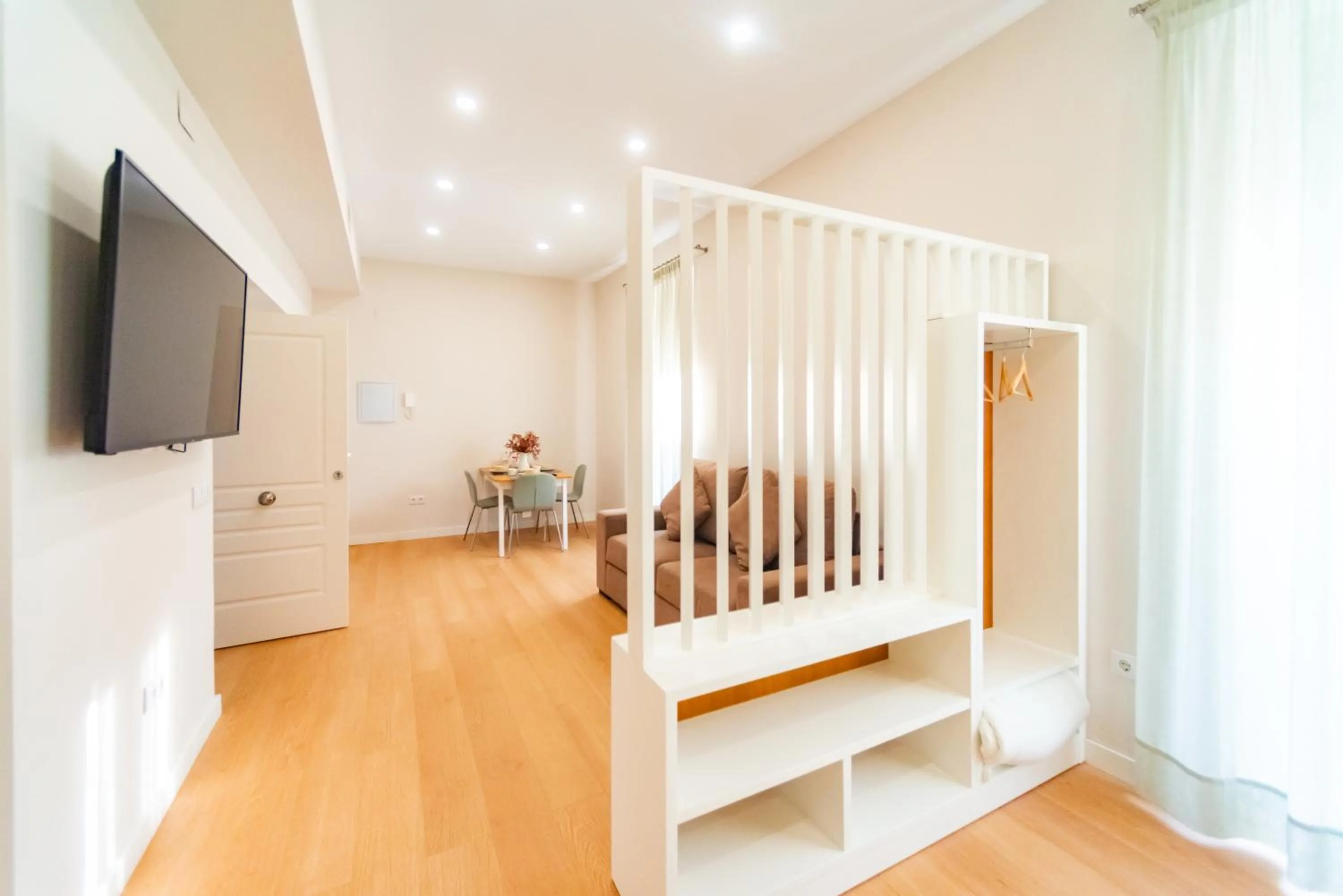 Communal lounge/ TV room in Suites Casa San Mateo