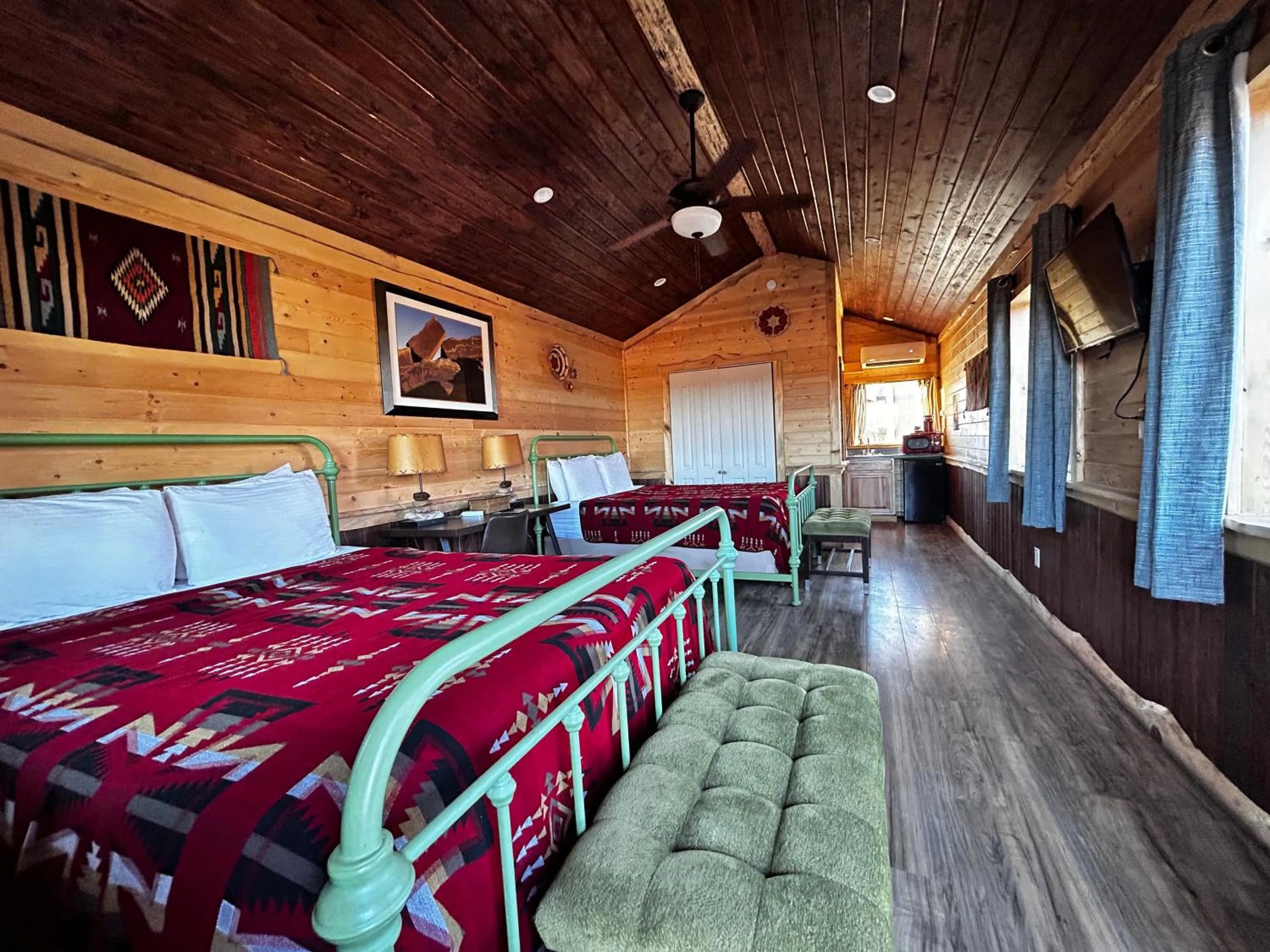 Bed in The Rim Rock Inn