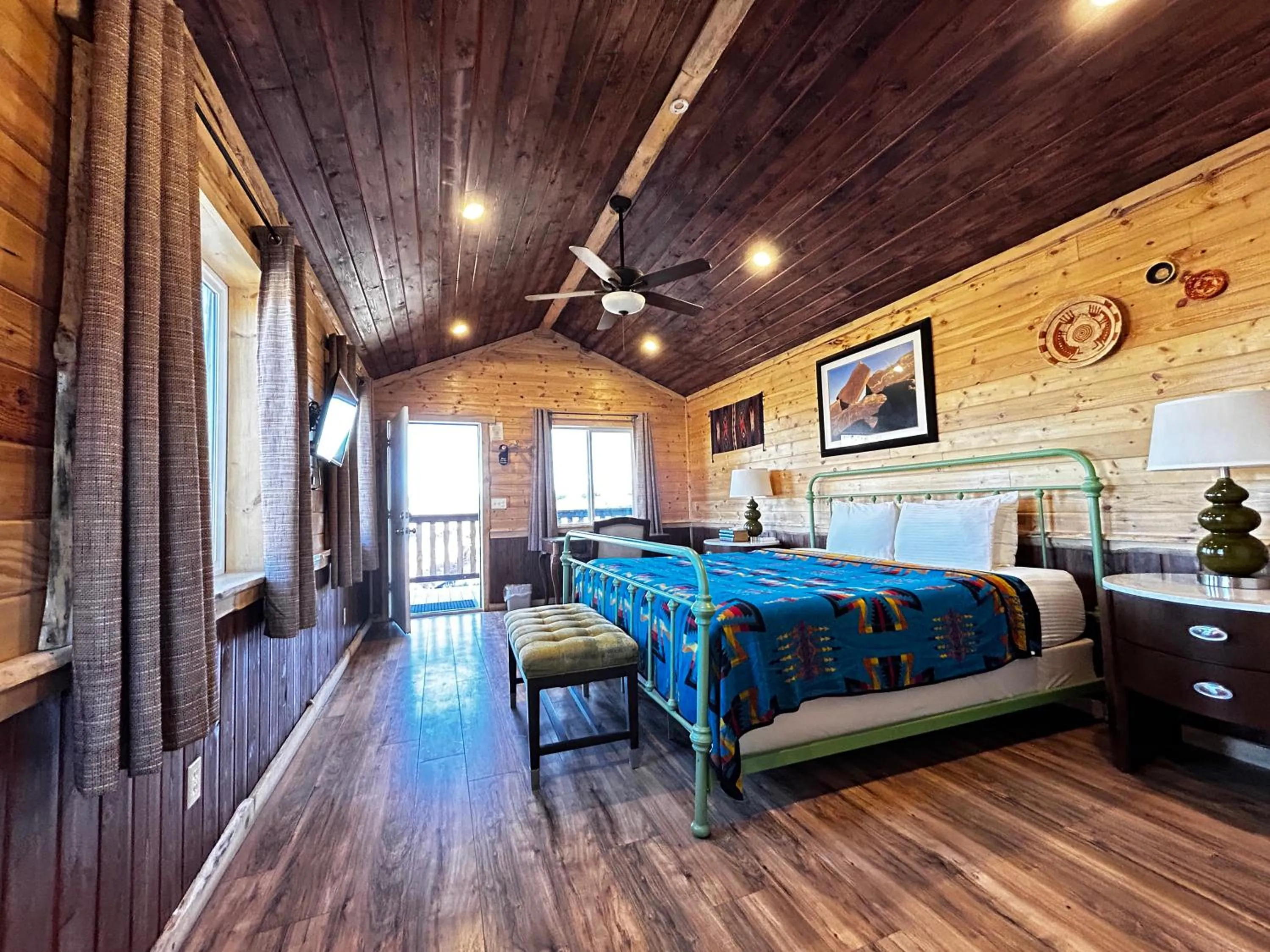 Bed in The Rim Rock Inn