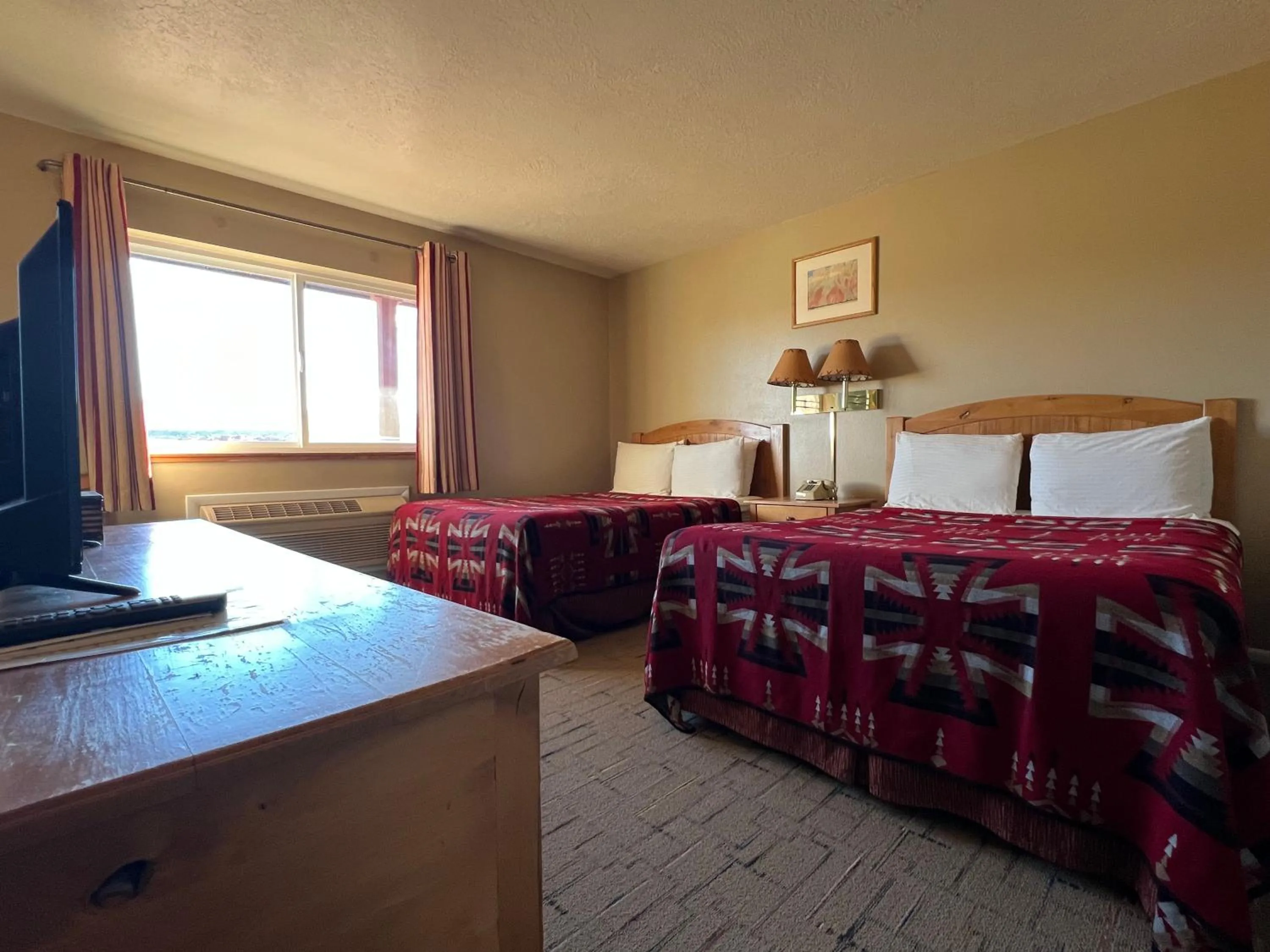 Bed in The Rim Rock Inn