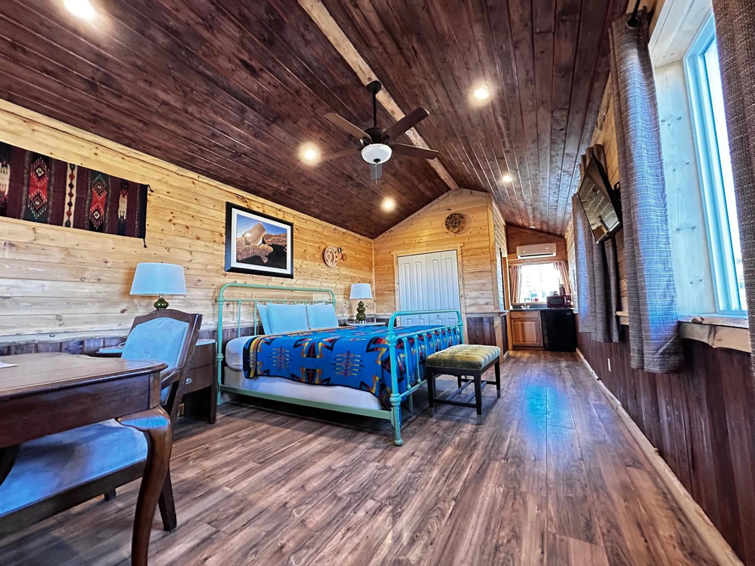 Bed in The Rim Rock Inn