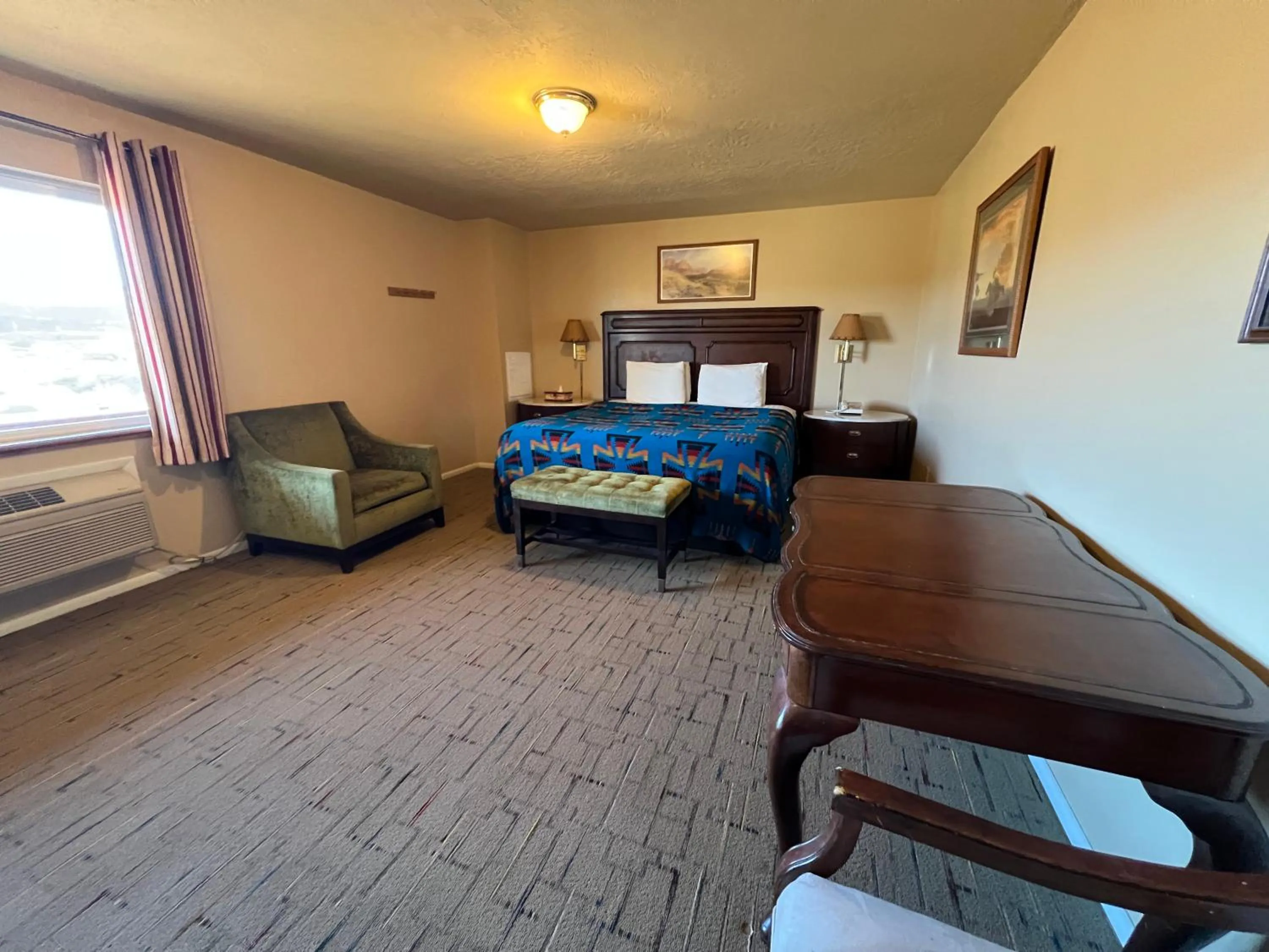 Bed in The Rim Rock Inn