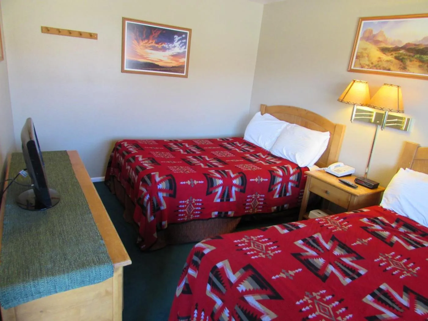Photo of the whole room, Bed in The Rim Rock Inn