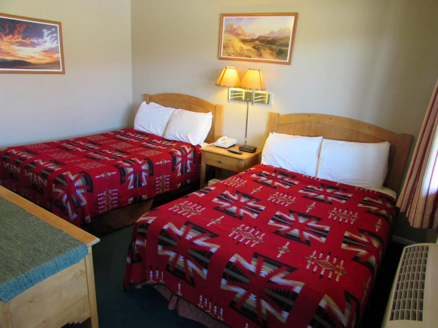 Photo of the whole room, Bed in The Rim Rock Inn
