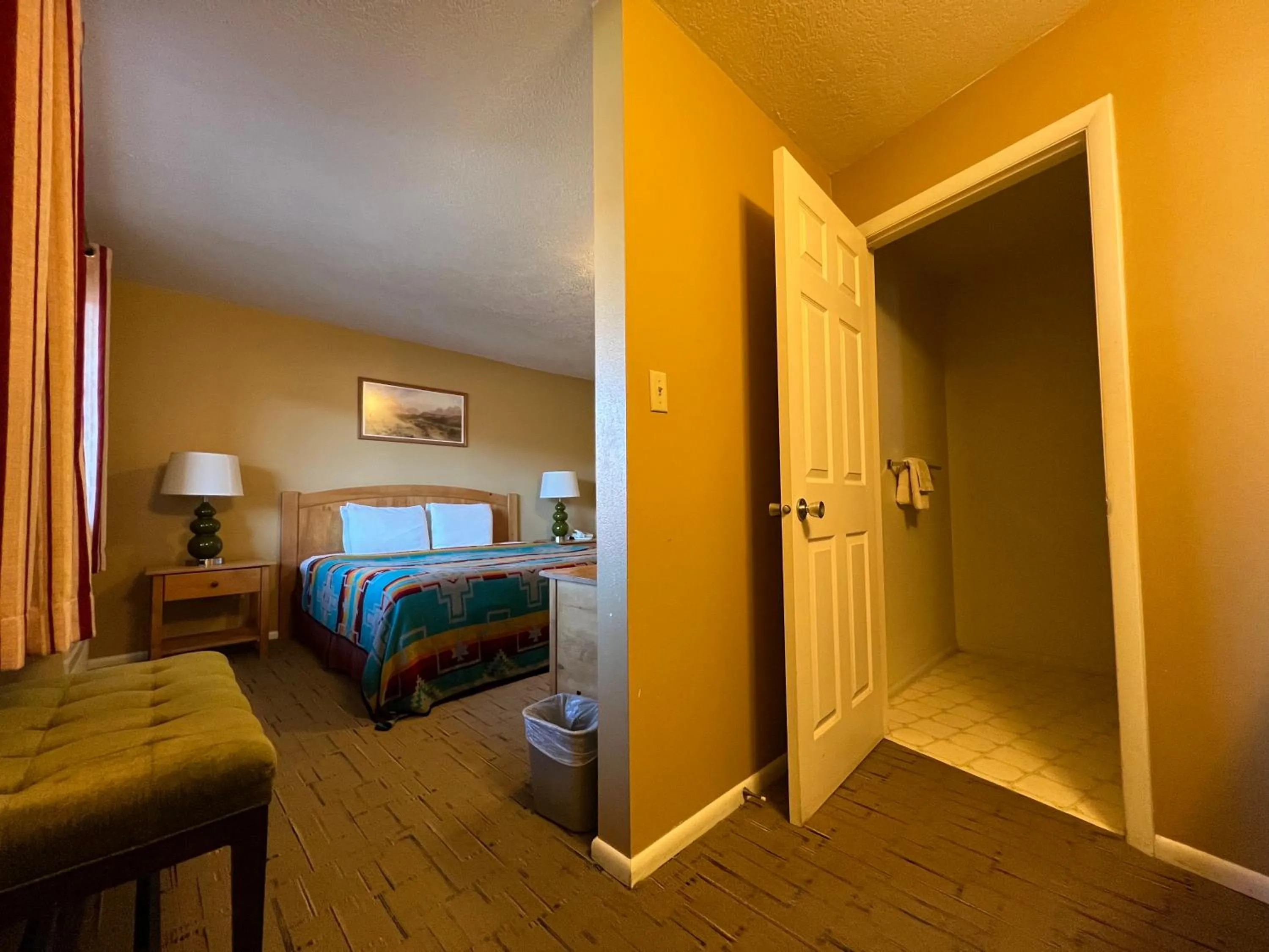 Bed in The Rim Rock Inn