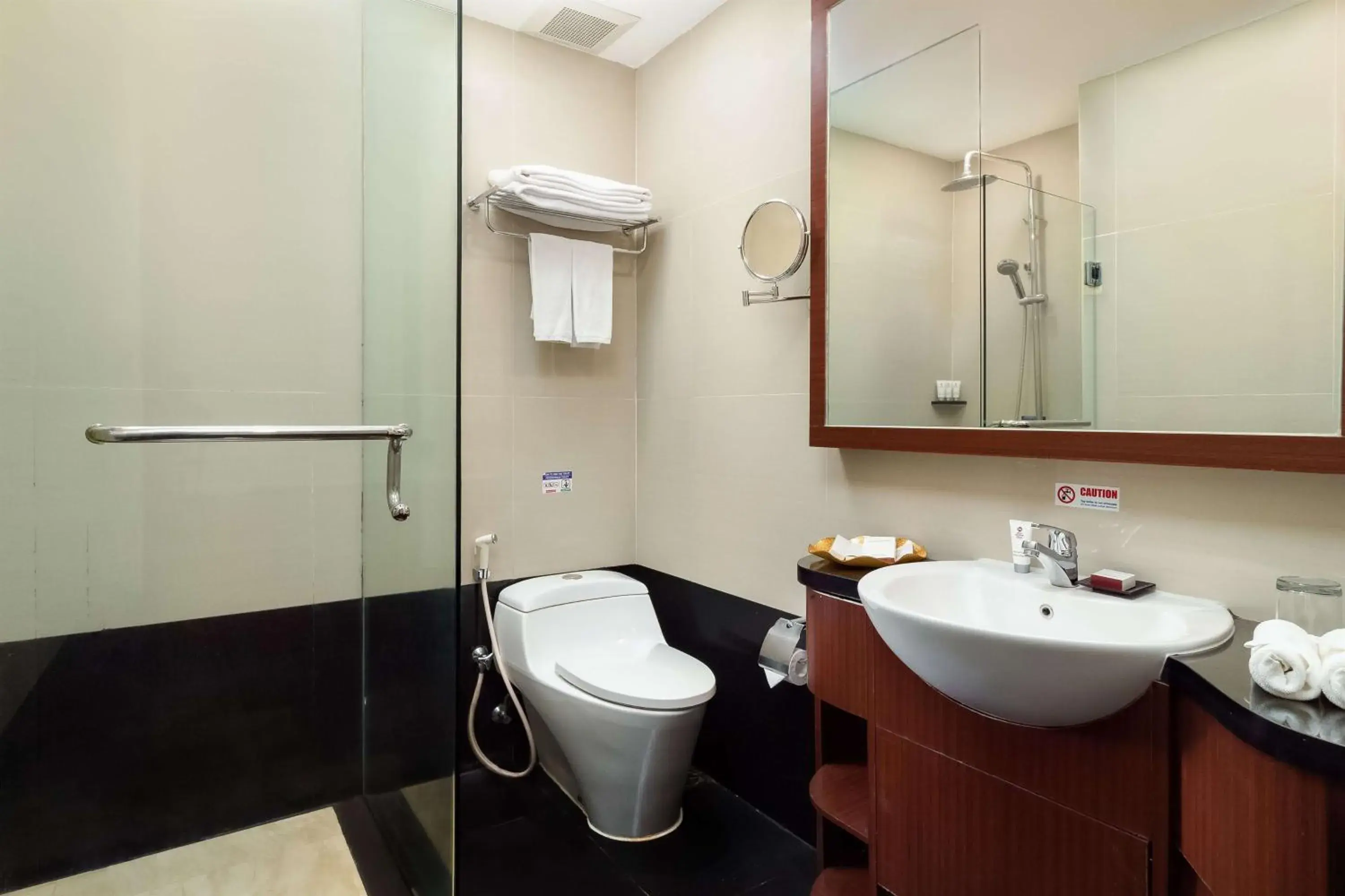 Deluxe Double Room with Bath Tub - Smoking in Best Western Plus Makassar Beach Deluxe Double Room with Bath Tub - Smoking in Best Western Plus Makassar Beach