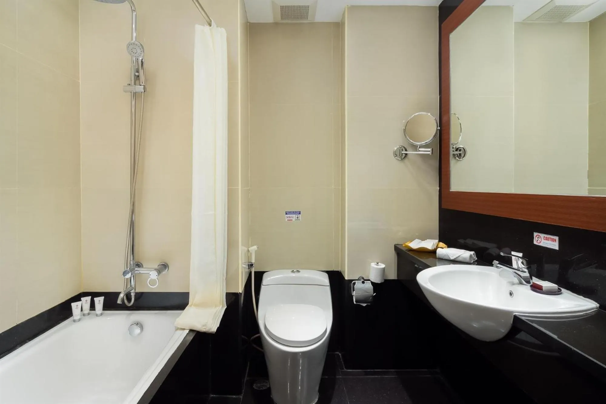 Toilet in Best Western Plus Makassar Beach