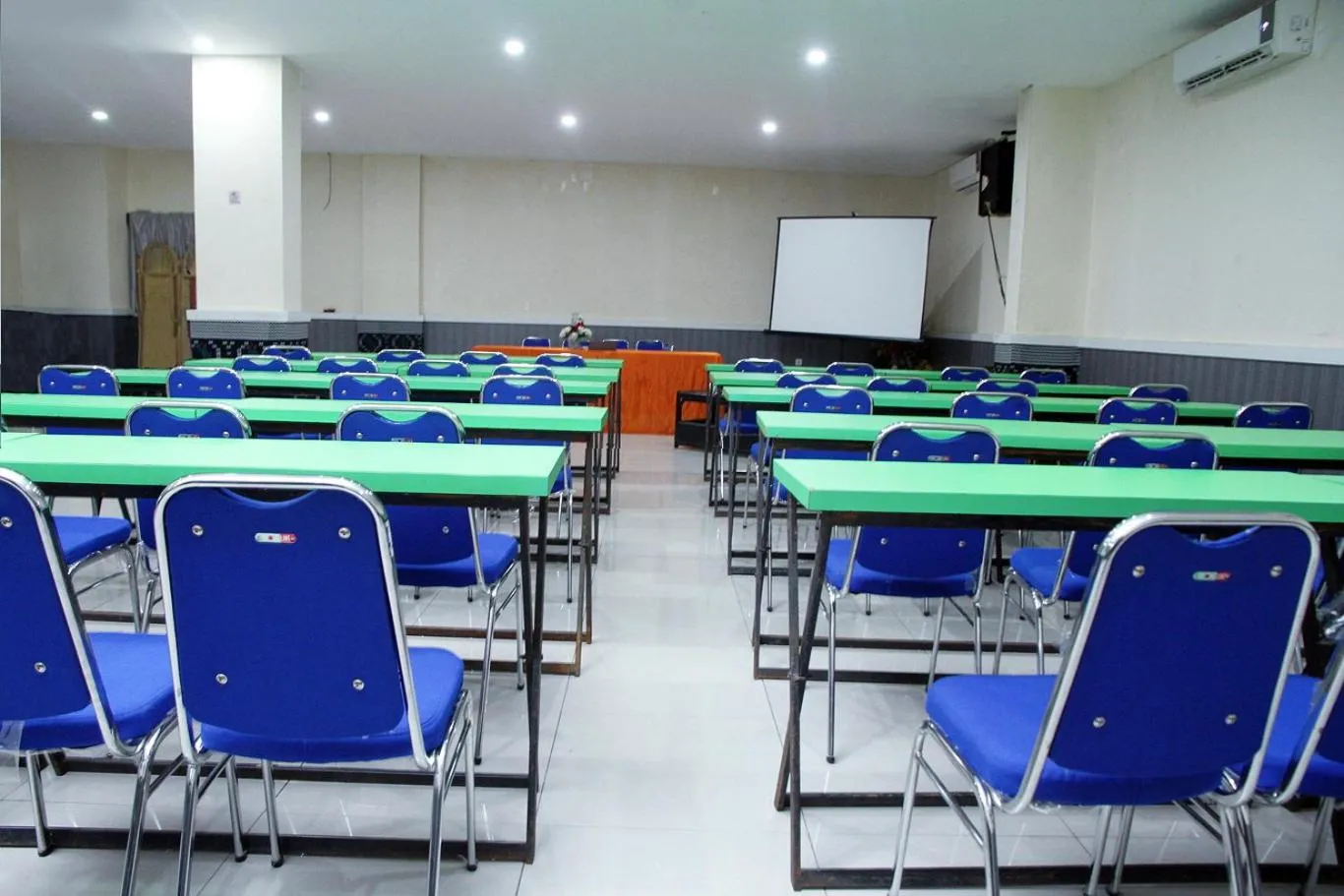 Meeting/conference room in RedDoorz At Hotel Gajah Mada Palu
