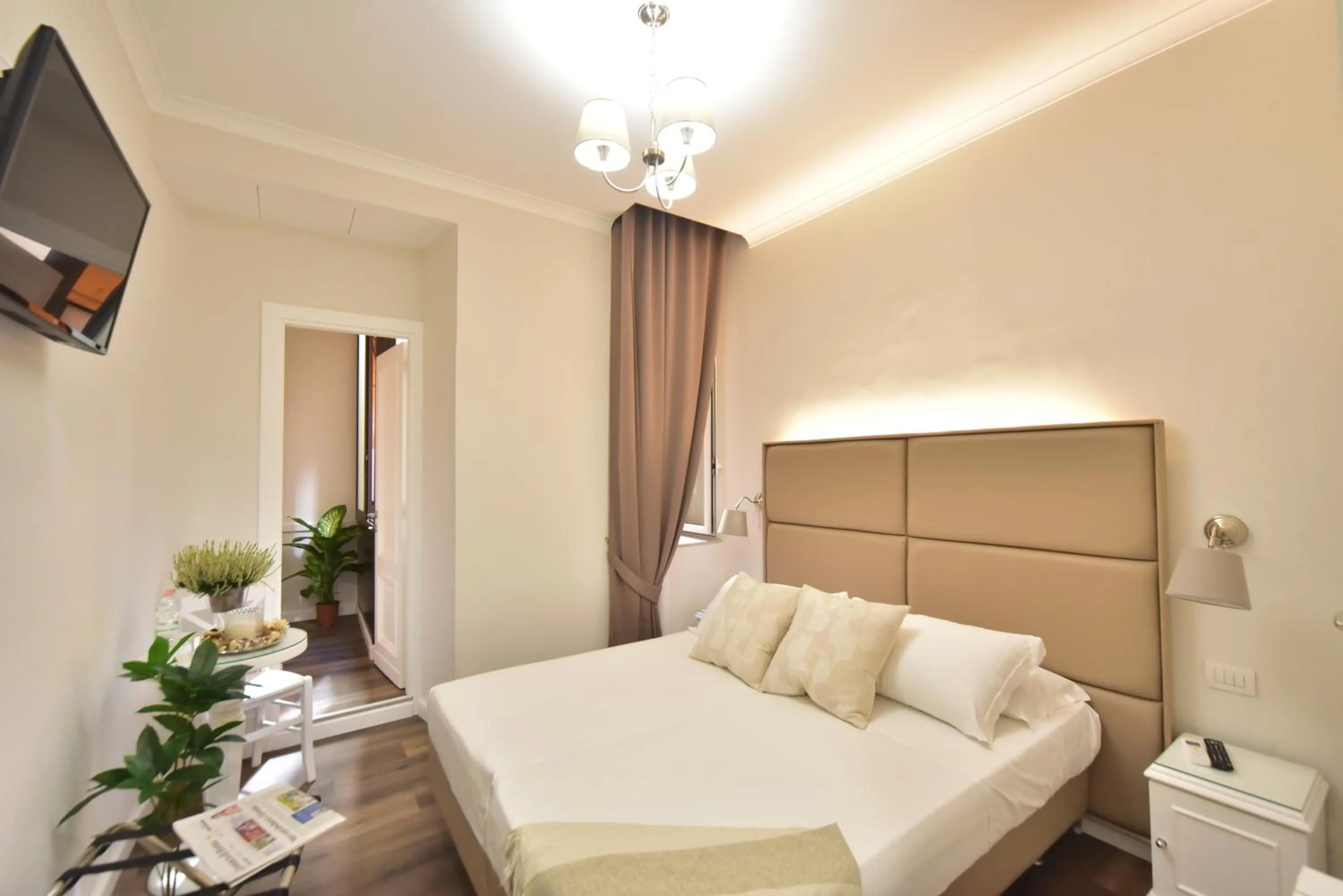 Photo of the whole room, Bed in Sacconi Palace Suite Roma