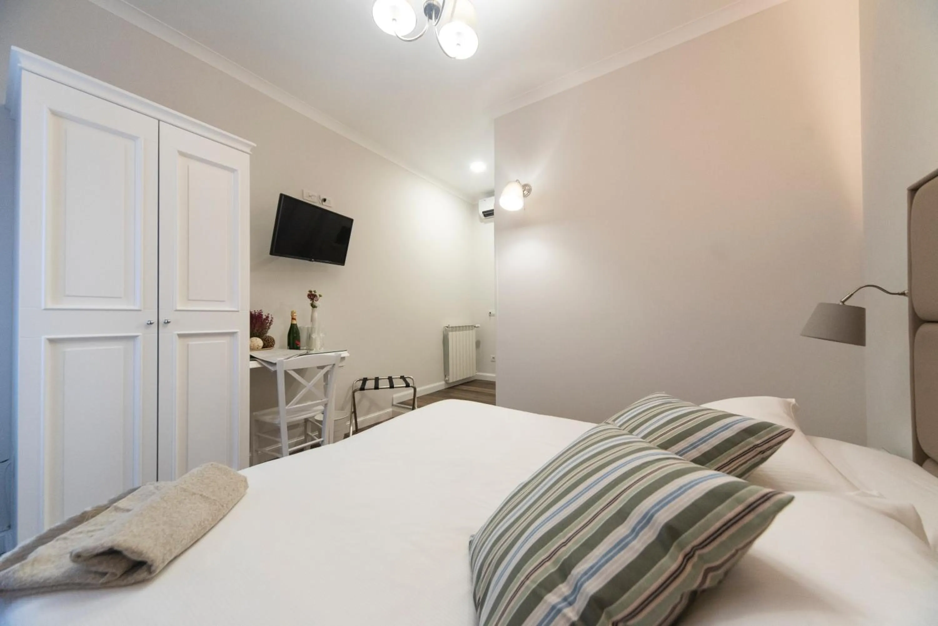 Photo of the whole room, Bed in Sacconi Palace Suite Roma