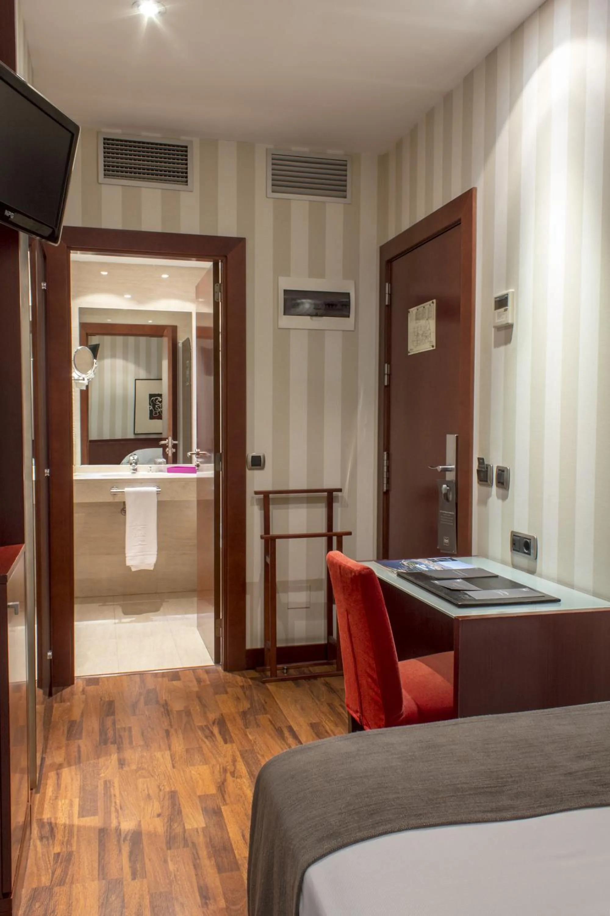 Photo of the whole room, Bed in Zenit Murcia