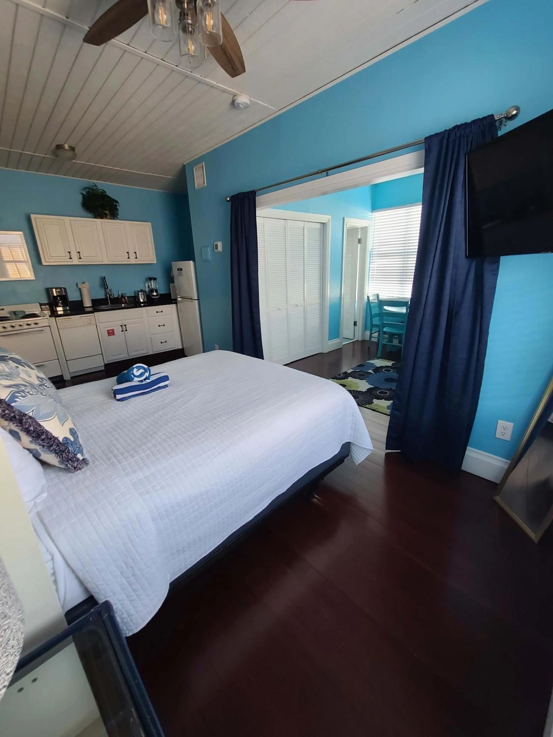 Bed in Two Duval Street Condos w parking and pool