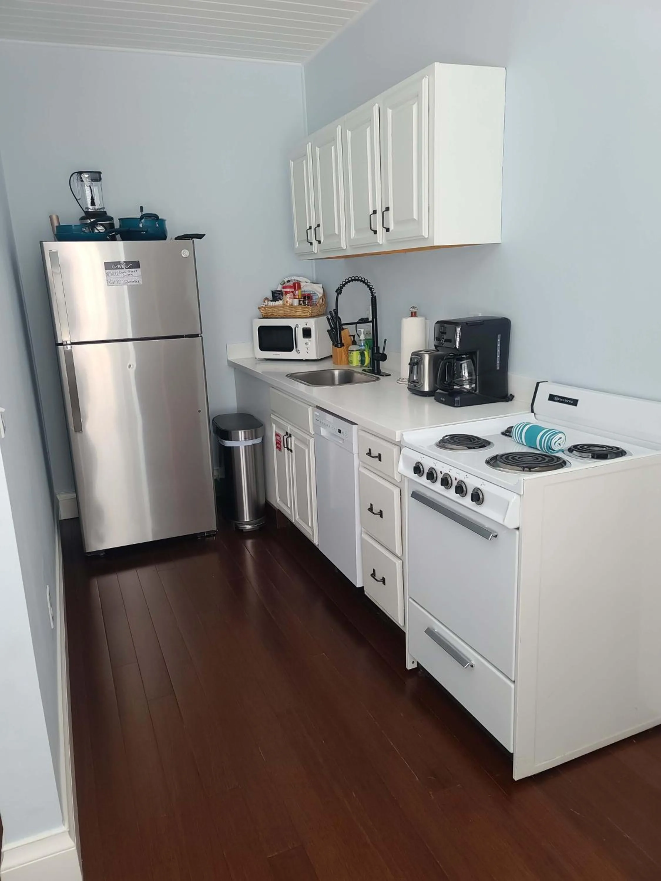 Coffee/tea facilities in Two Duval Street Condos w parking and pool