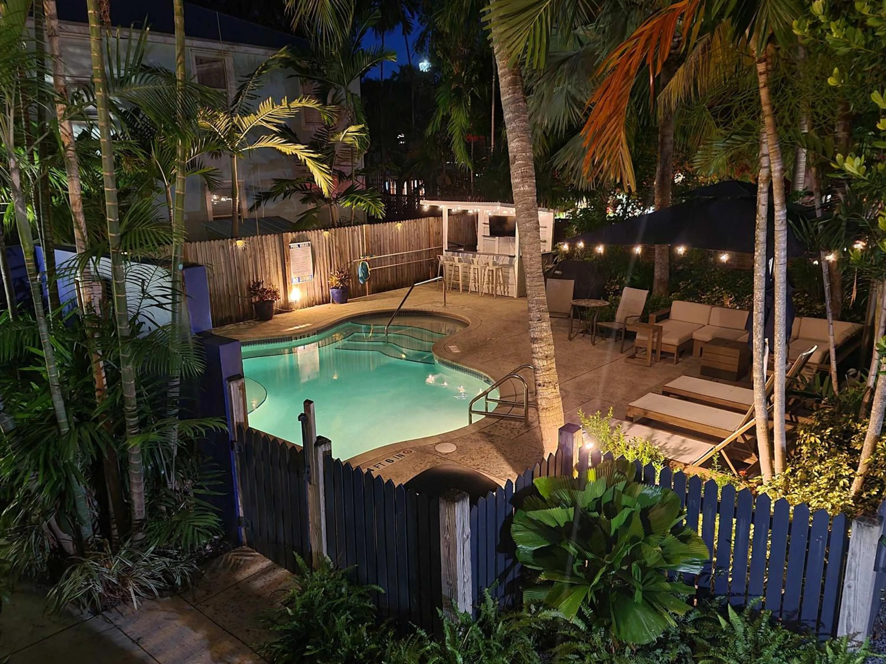 Night in Two Duval Street Condos w parking and pool