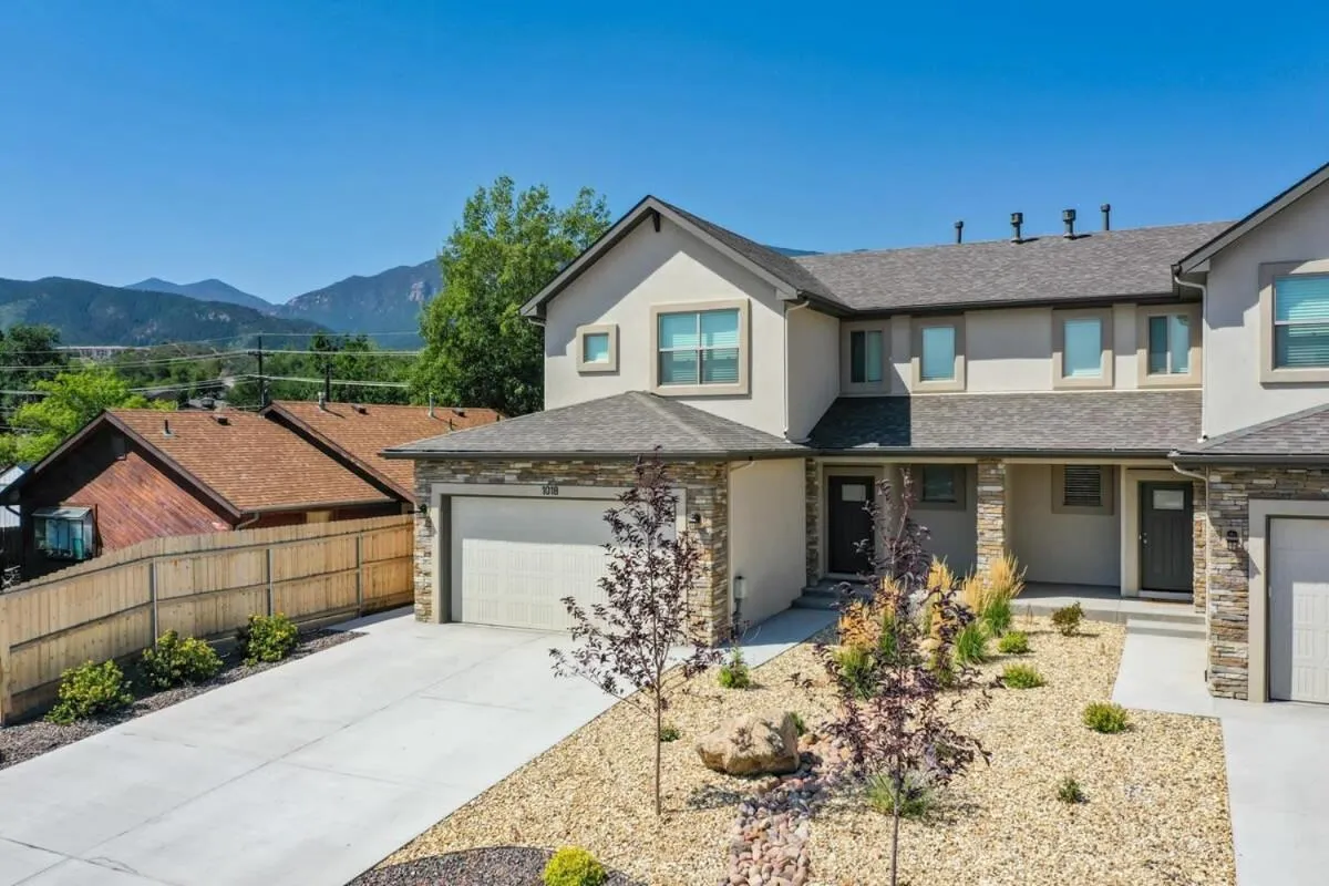 4BD Pikes Peak Views Minutes to Hiking & Dining