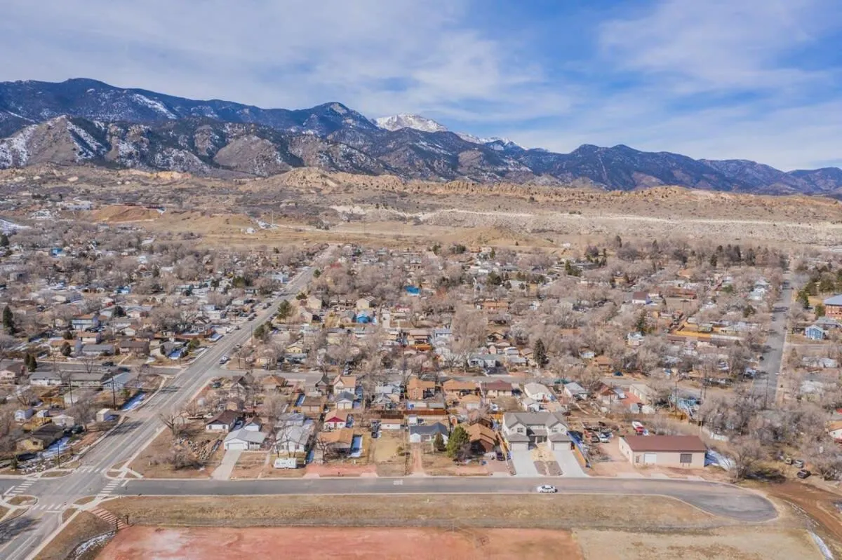 4BD Pikes Peak Views Minutes to Hiking & Dining