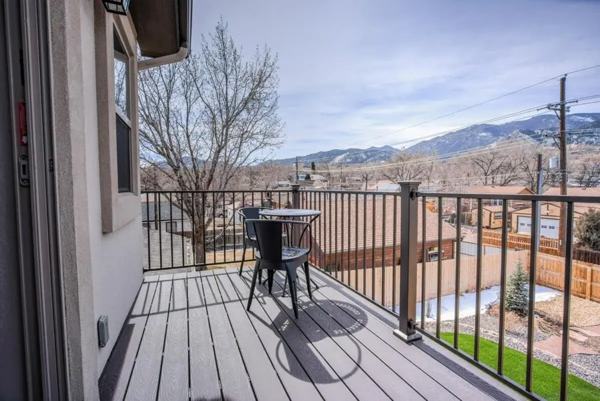 4BD Pikes Peak Views Minutes to Hiking & Dining 4BD Pikes Peak Views Minutes to Hiking & Dining