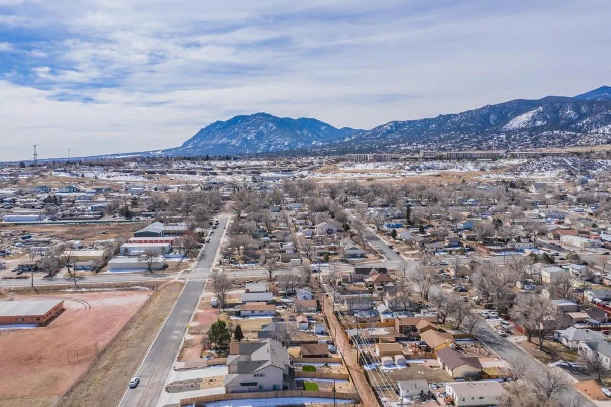 4BD Pikes Peak Views Minutes to Hiking & Dining