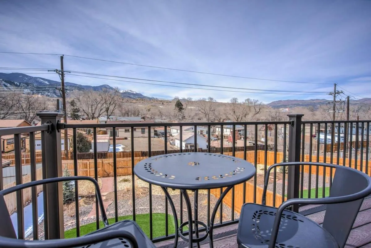 4BD Pikes Peak Views Minutes to Hiking & Dining