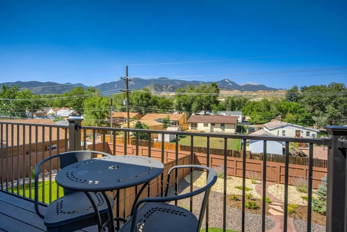 4BD Pikes Peak Views Minutes to Hiking & Dining