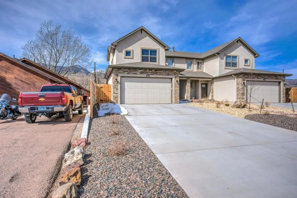 4BD Pikes Peak Views Minutes to Hiking & Dining