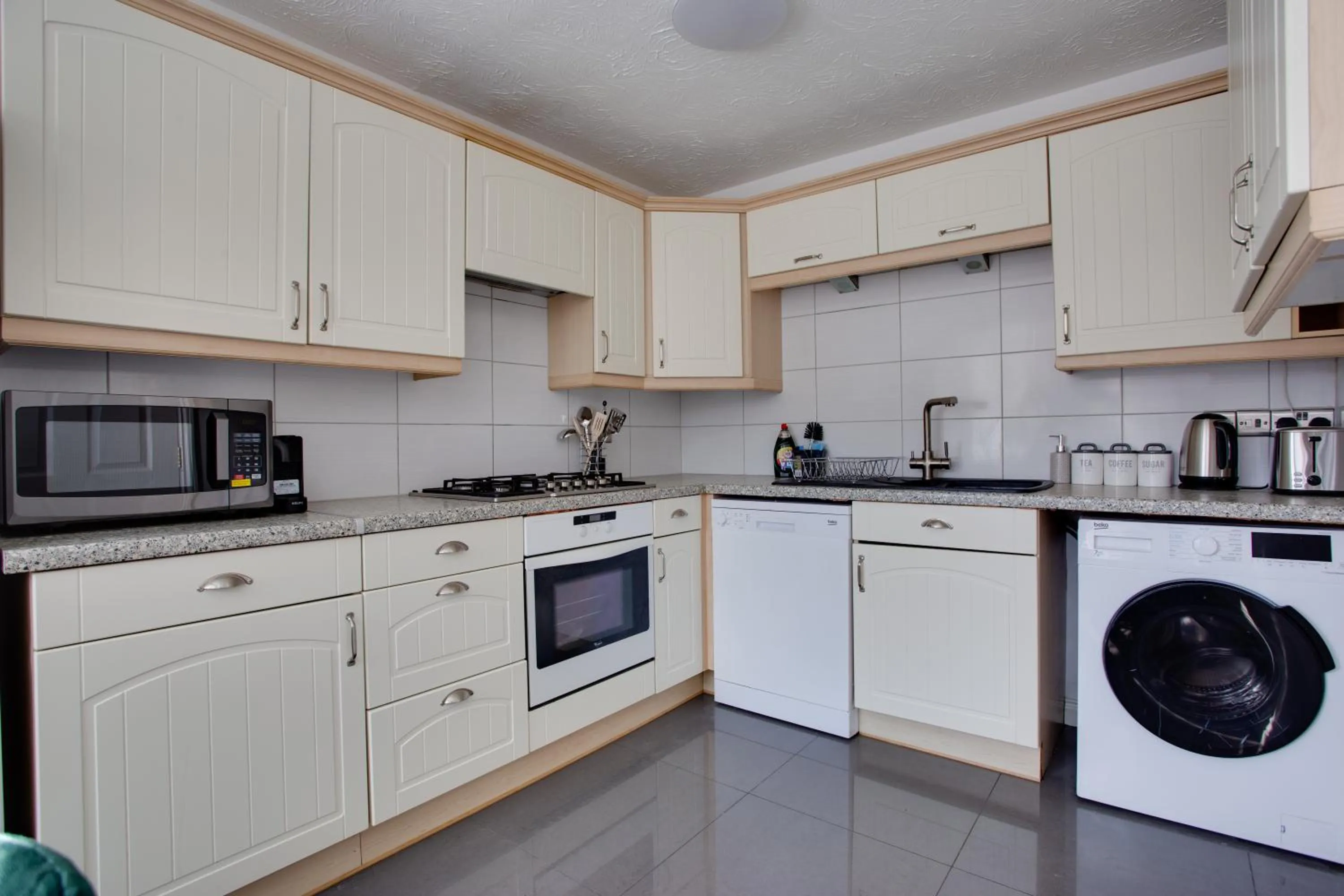 ST AUSTELL - Spacious Home, High Speed Wi-Fi, Free Parking, Garden