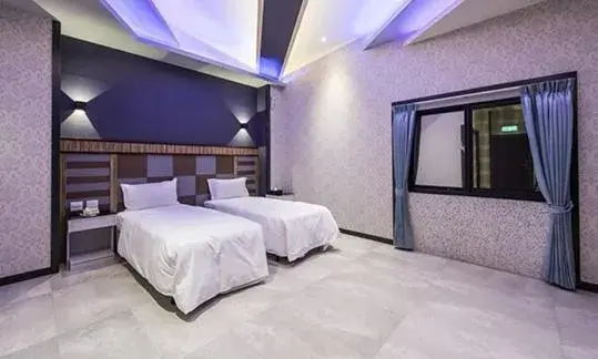 Business Twin Room with Bath and Free Parking in Wei Feng Exquisite Motel Pintung Branch Business Twin Room with Bath and Free Parking in Wei Feng Exquisite Motel Pintung Branch