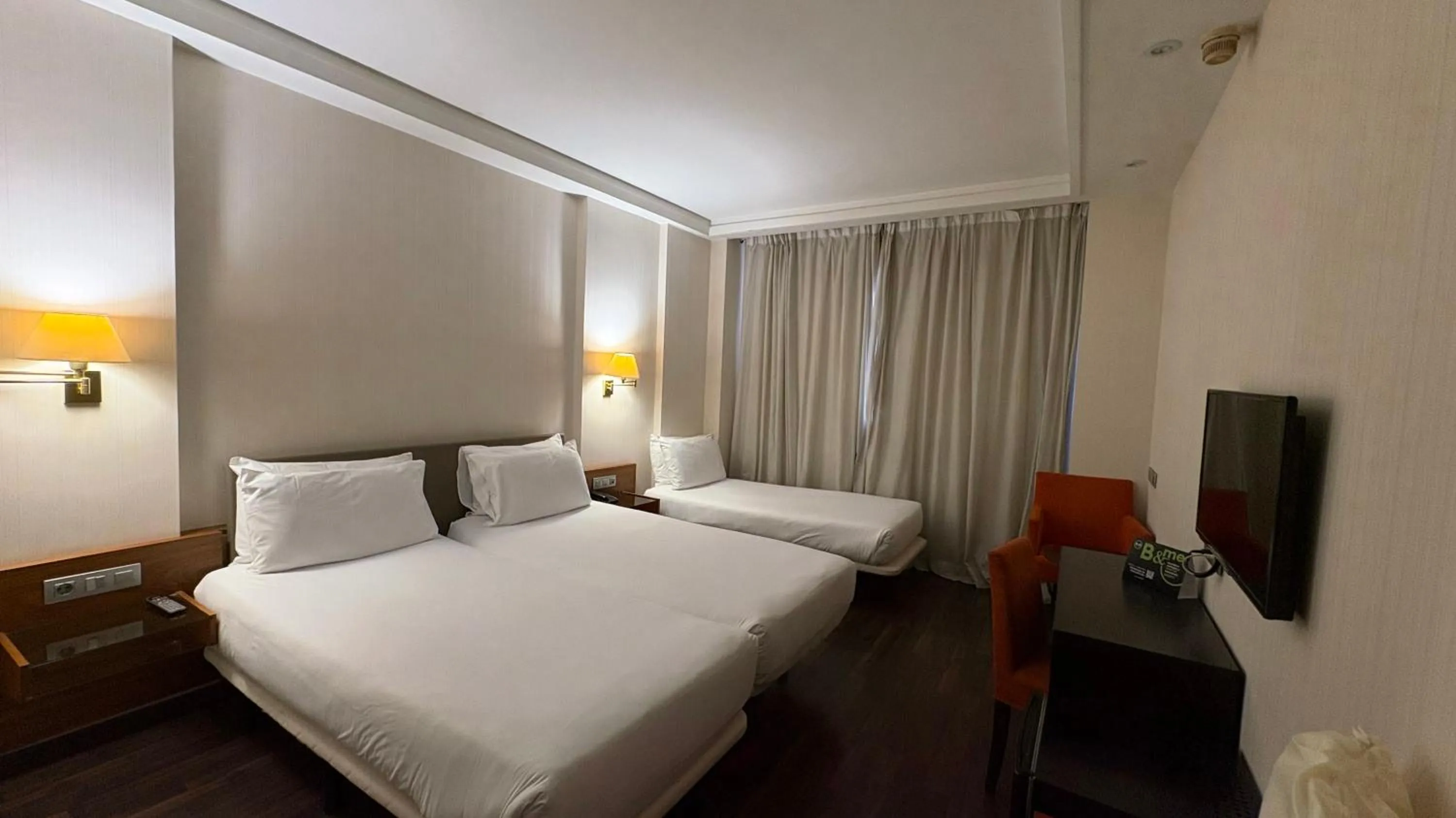 Bedroom, Bed in B&B HOTEL Burgos