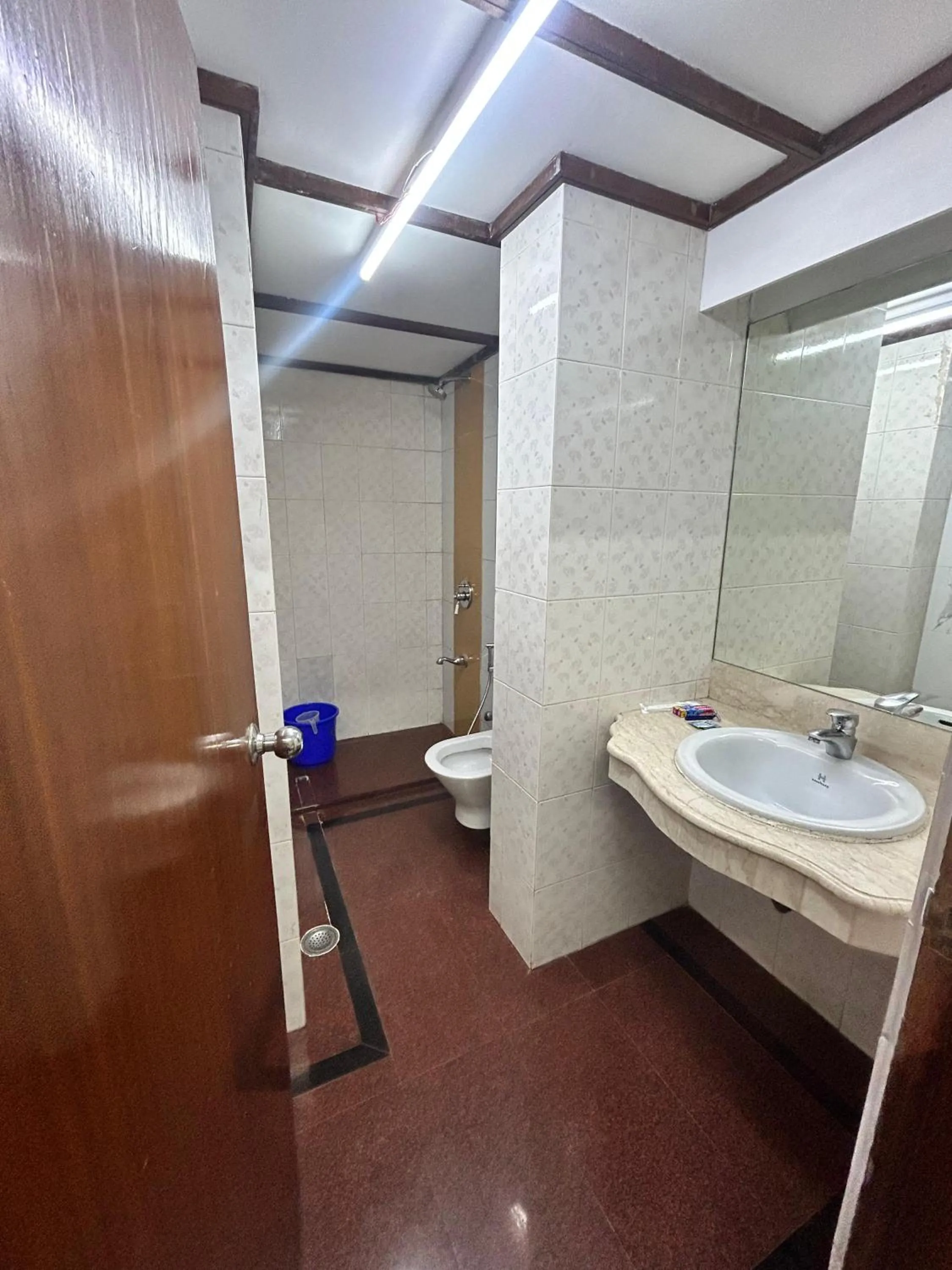 Shower in Royal Park Hotel Dockyard