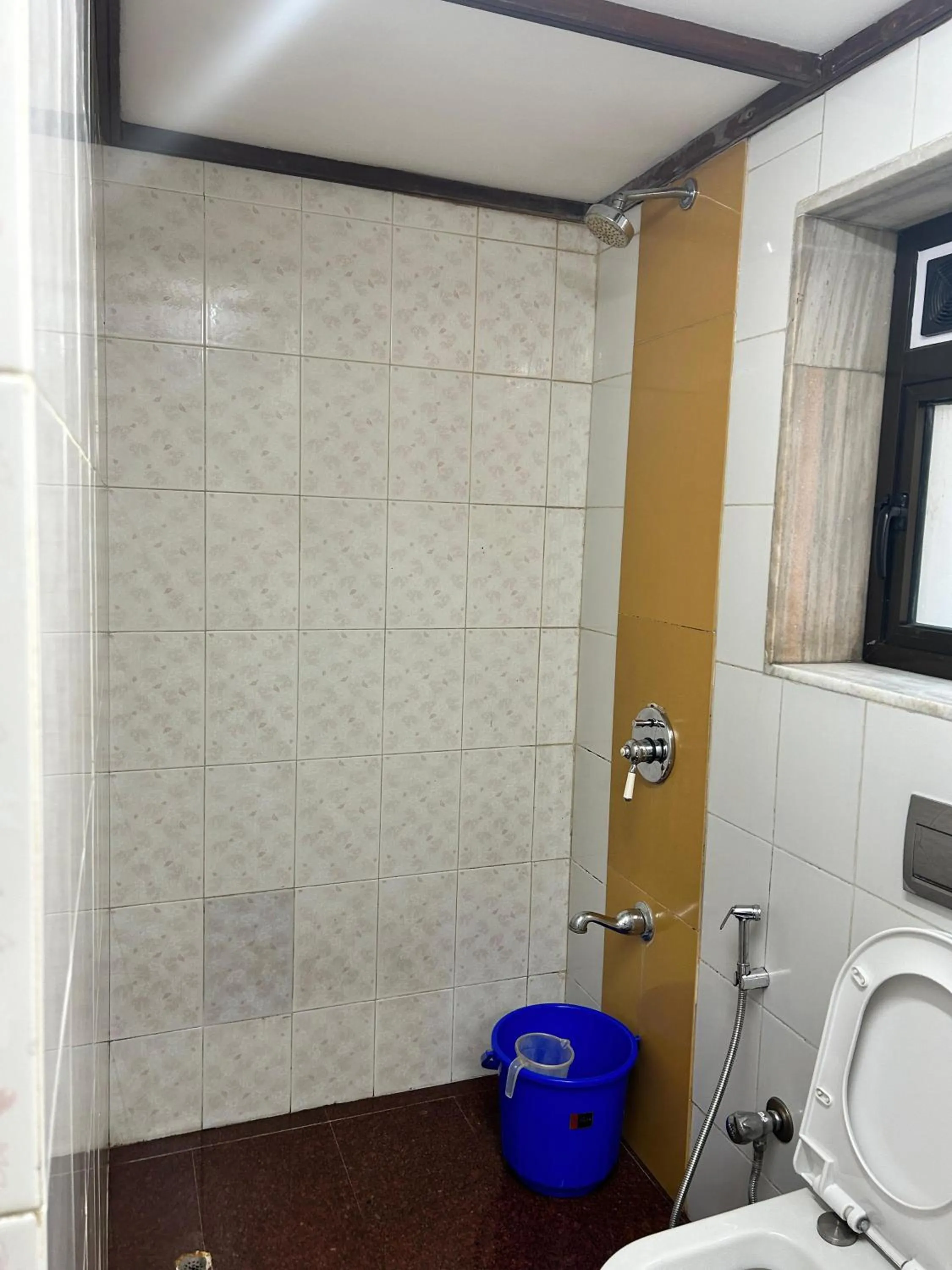 Shower in Royal Park Hotel Dockyard