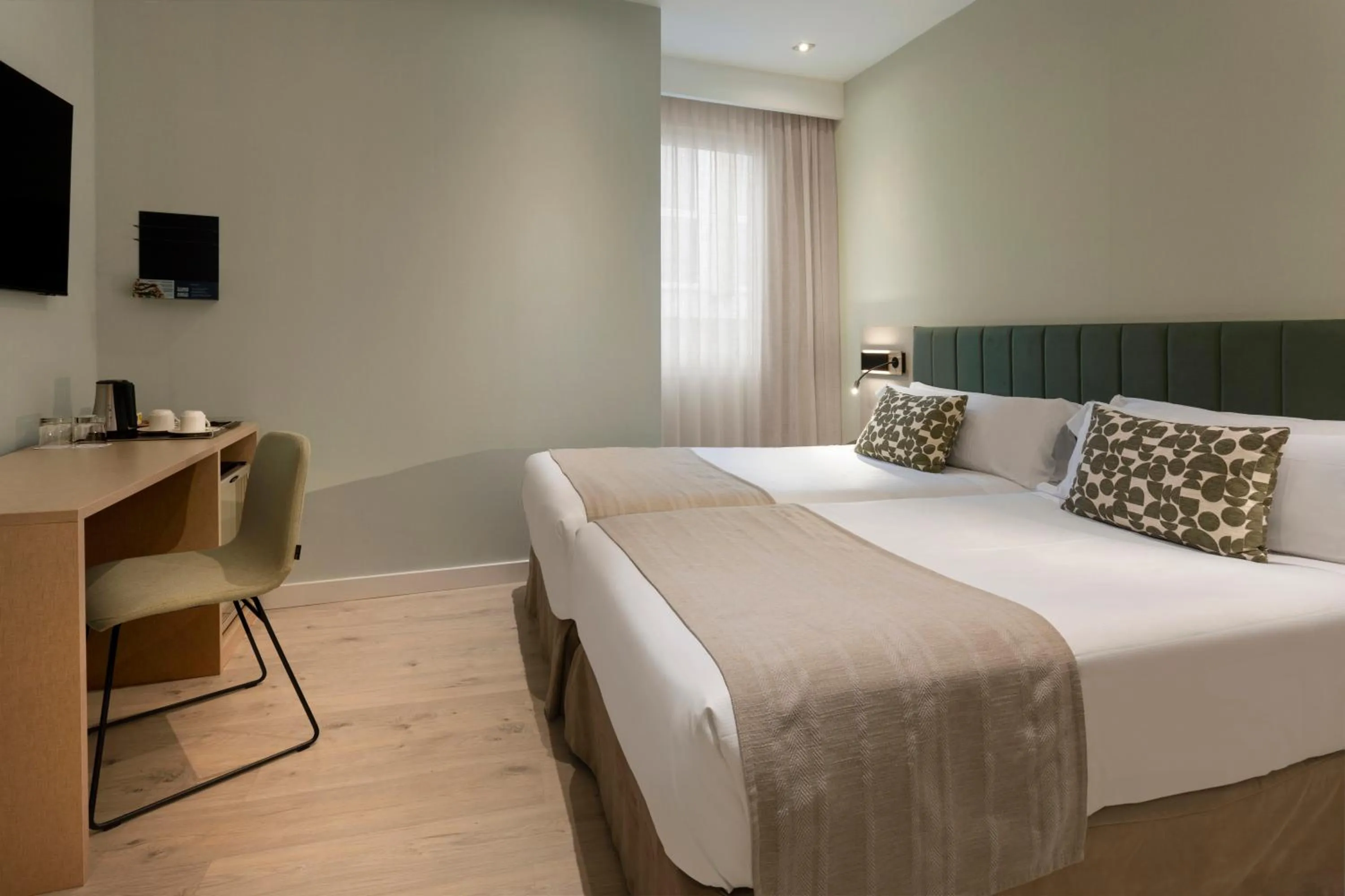 Photo of the whole room, Bed in Catalonia Giralda