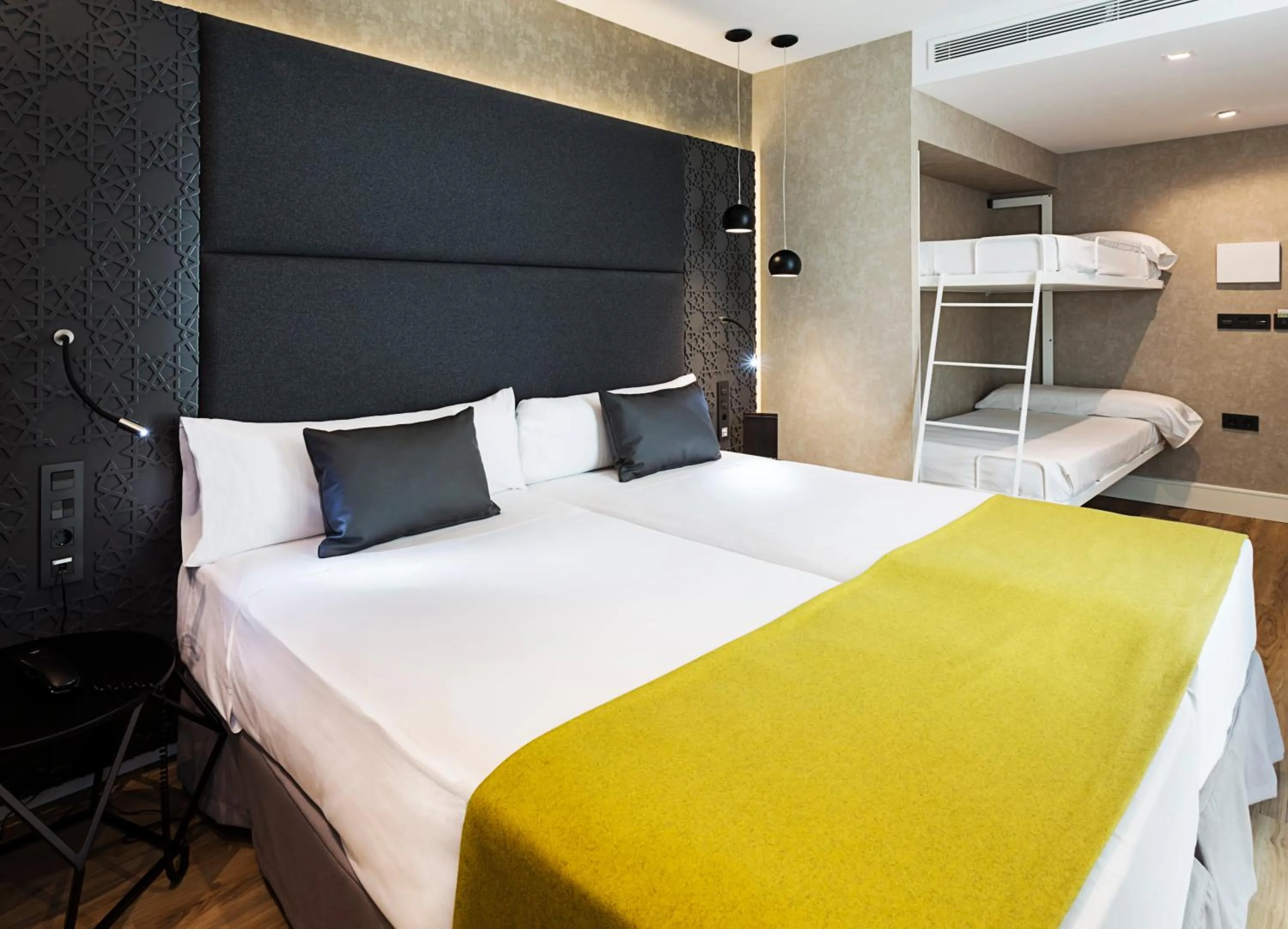 Photo of the whole room, Bed in Catalonia Giralda