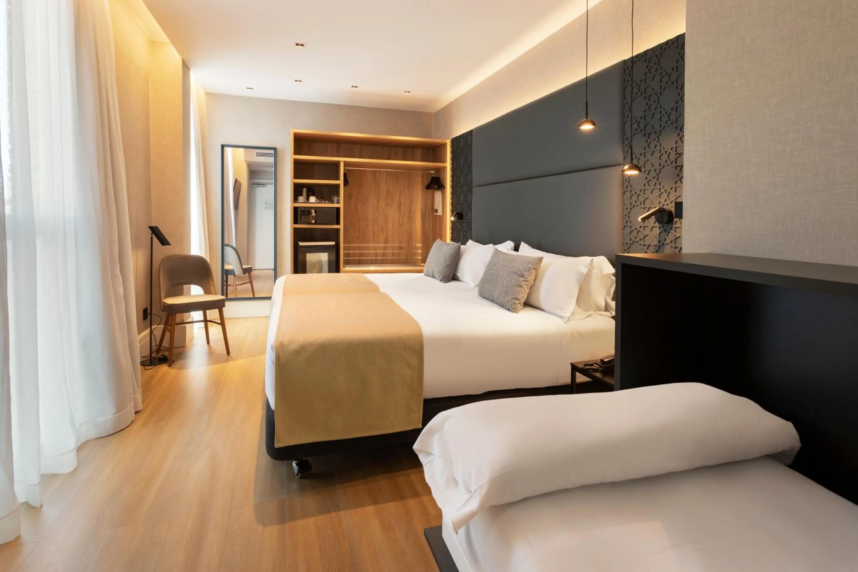 Photo of the whole room, Bed in Catalonia Giralda