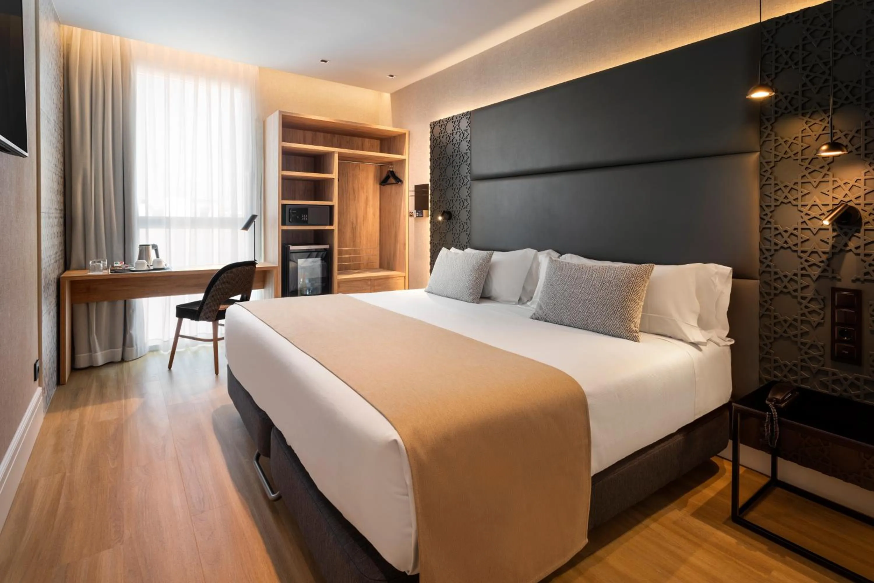 Photo of the whole room, Bed in Catalonia Giralda