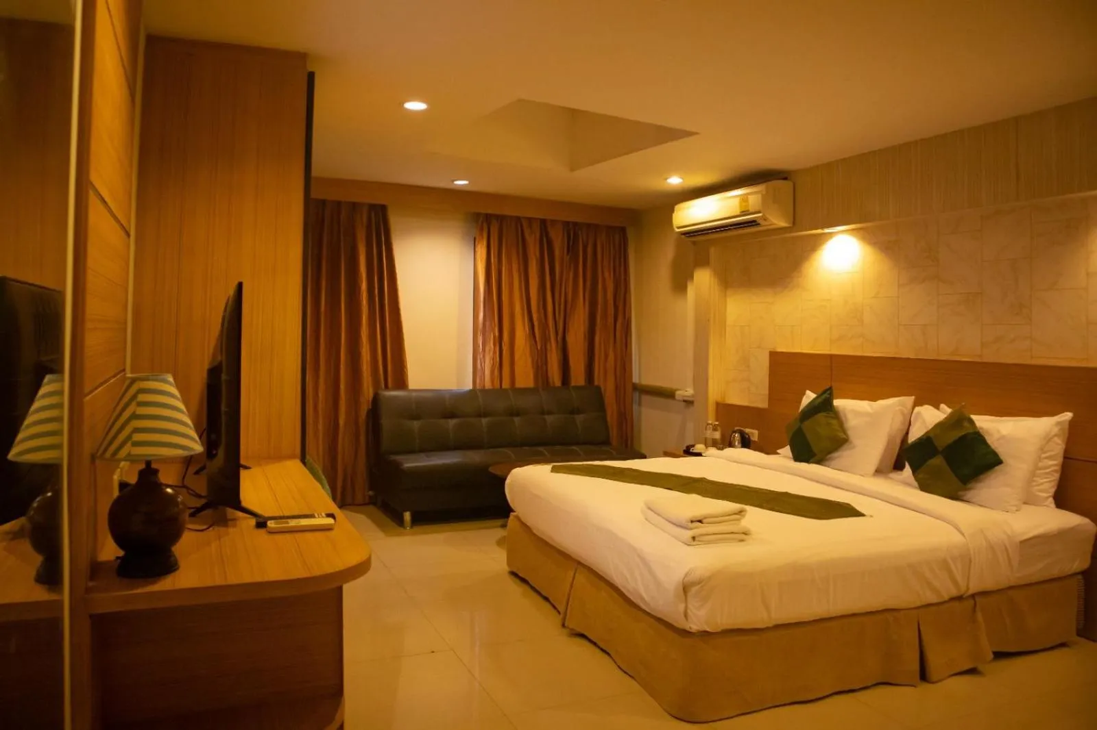 Bedroom, Bed in The ESSE Hotel Pattaya