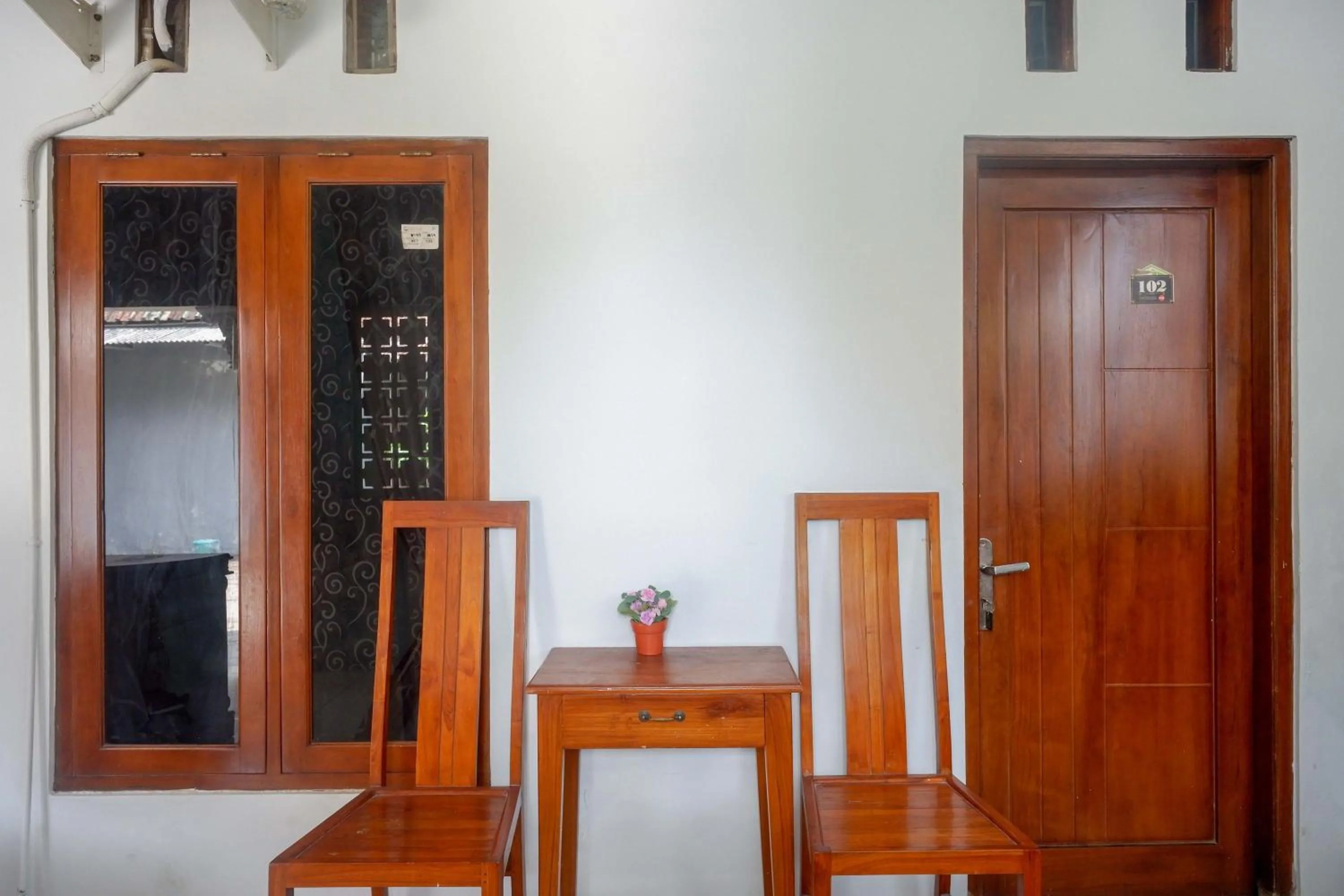 Seating area in RedDoorz at Pakuncen Malioboro Yogyakarta