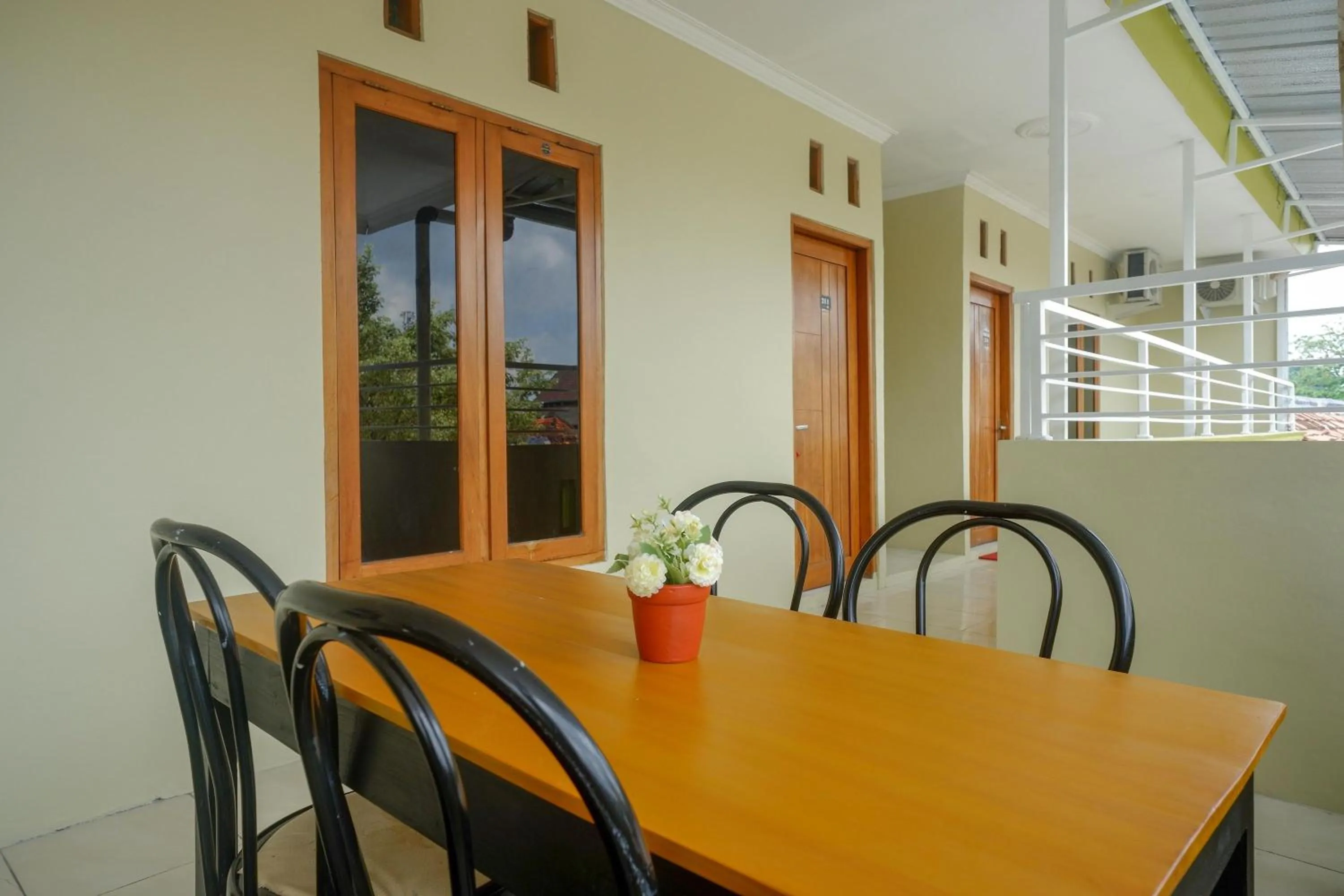 Dining area in RedDoorz at Pakuncen Malioboro Yogyakarta