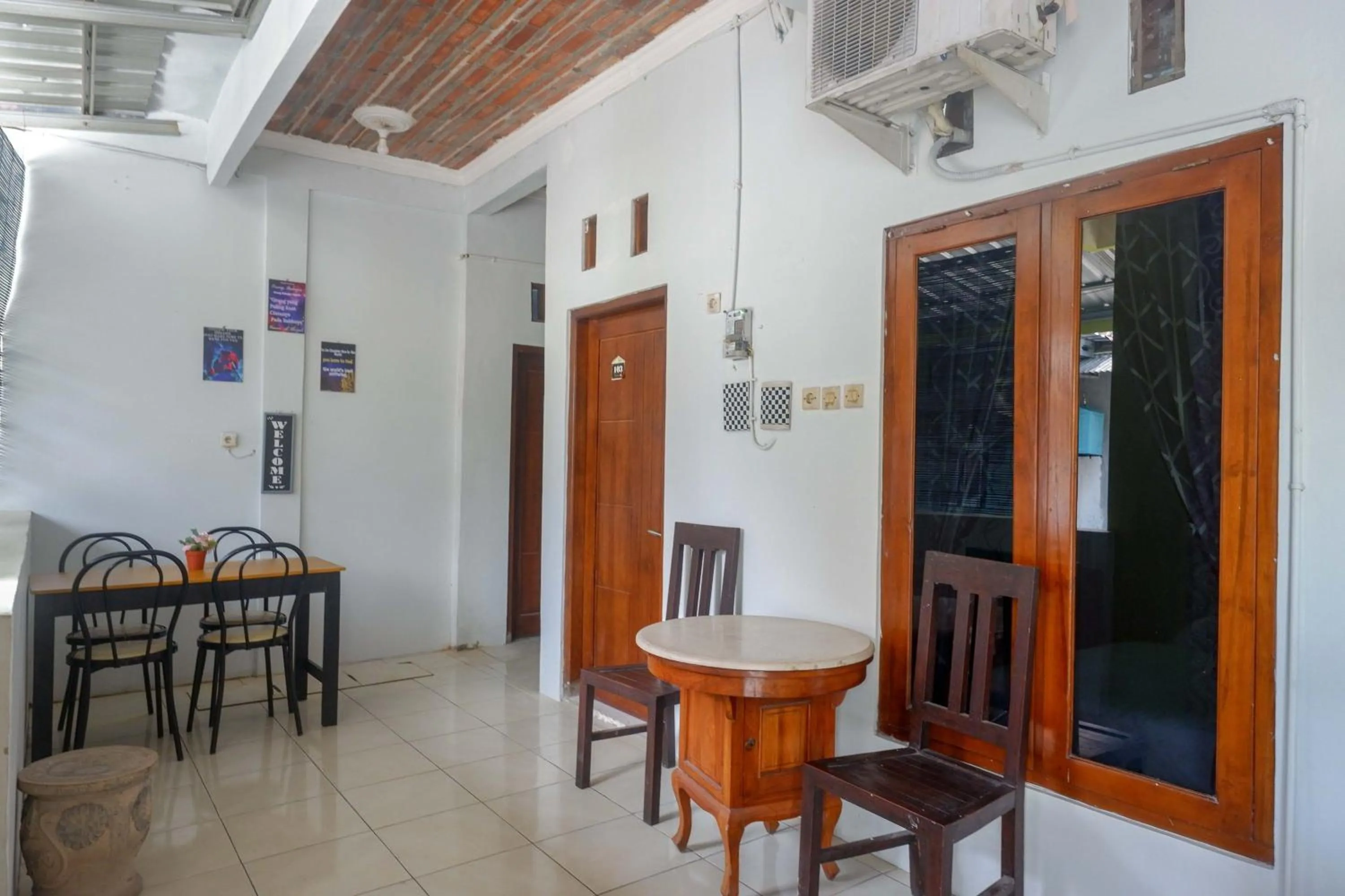 Dining area in RedDoorz at Pakuncen Malioboro Yogyakarta